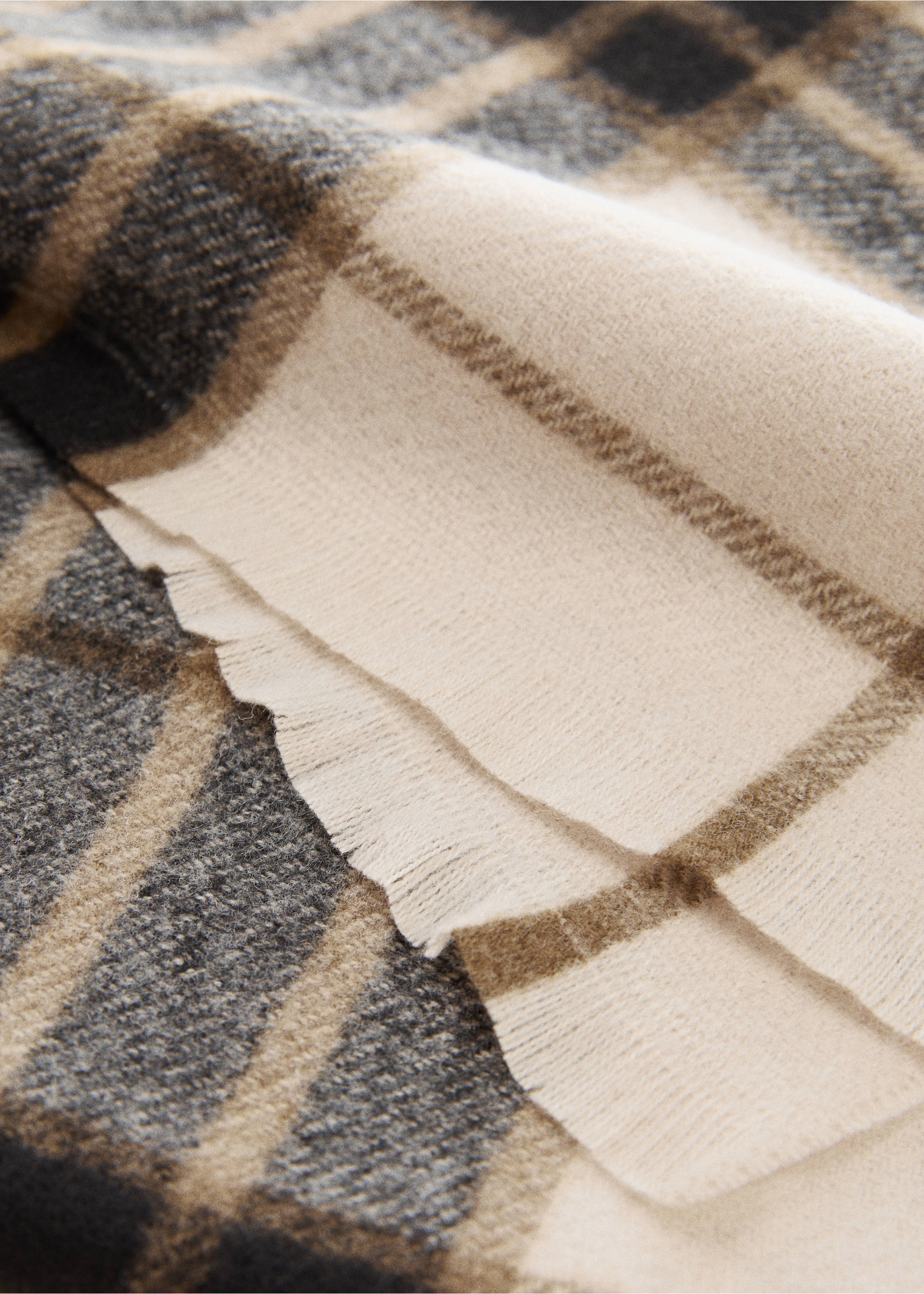 Écharpe à carreaux écossais - Plan moyen, Écru. Ref: 57007718-00.