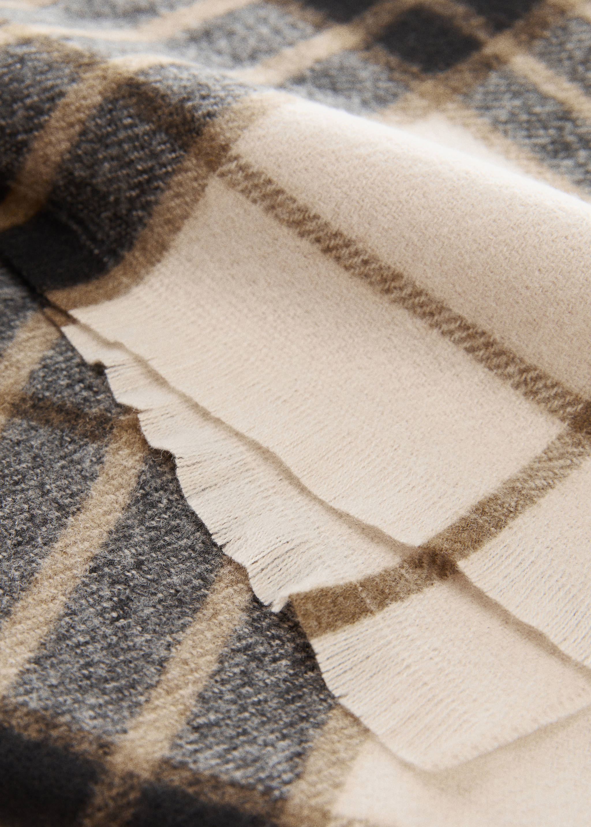 Écharpe à carreaux écossais - Plan moyen