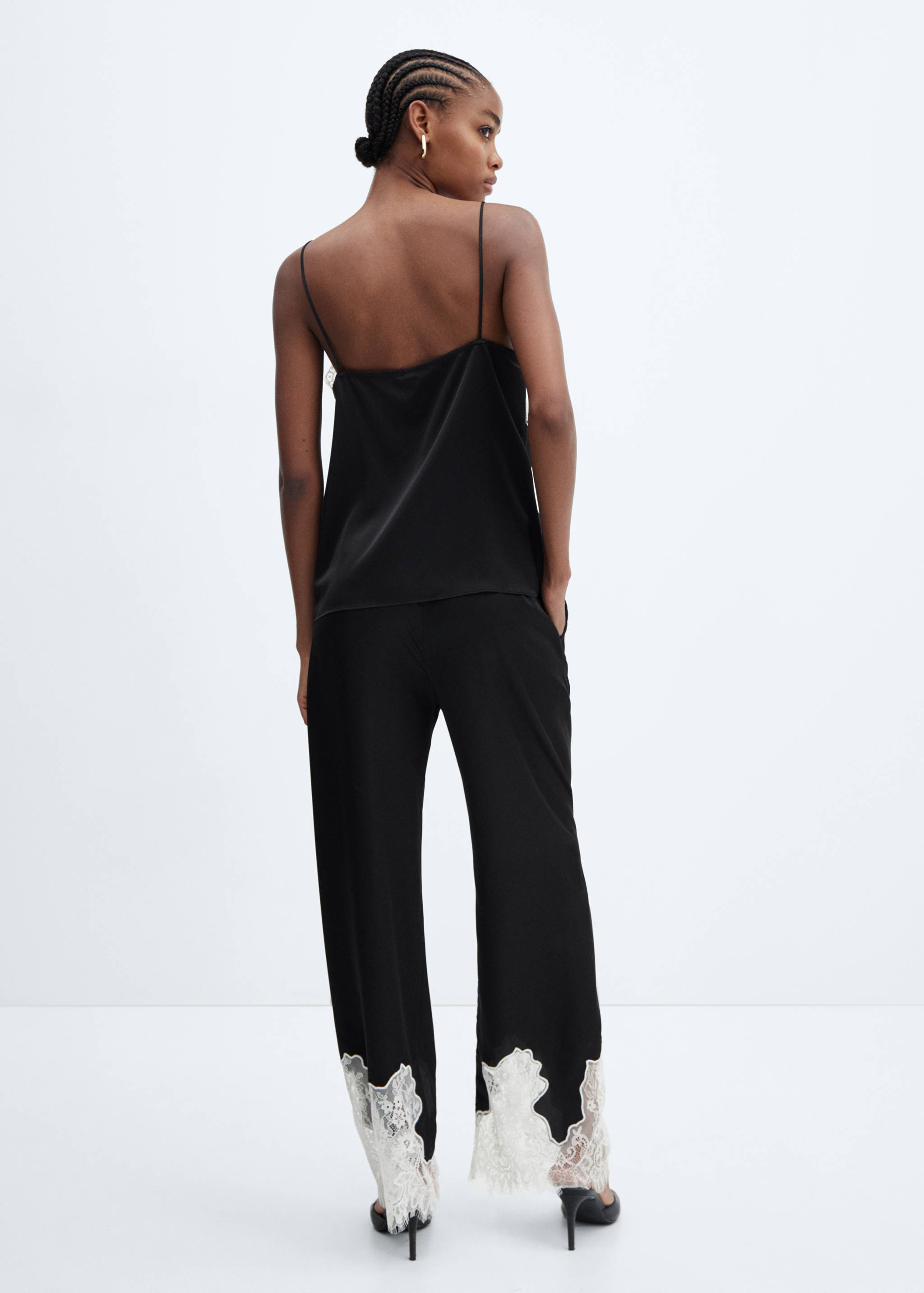 Hose mit Spitzendetail am Saum - Rückseite des Artikels