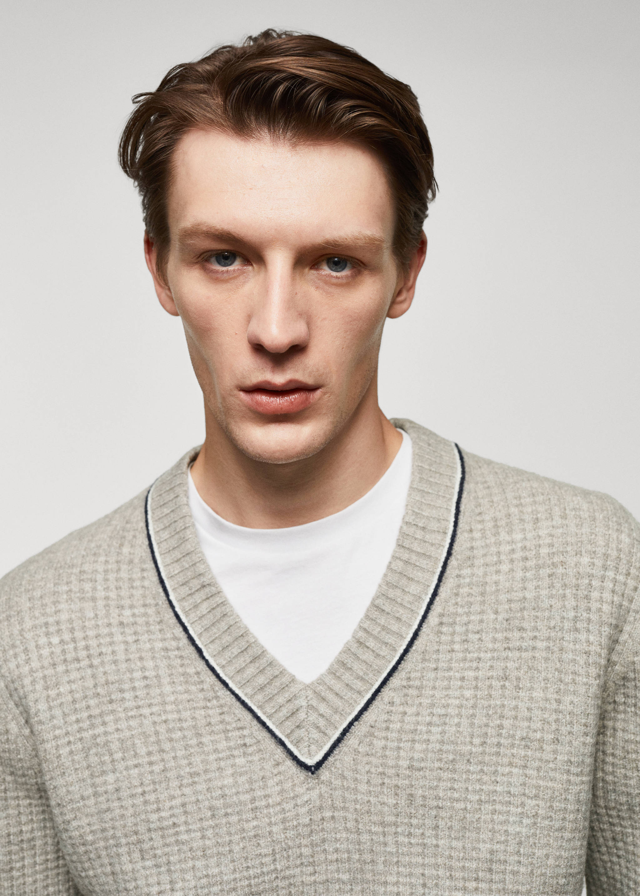 Structured V-neck sweater - Details of the article 1