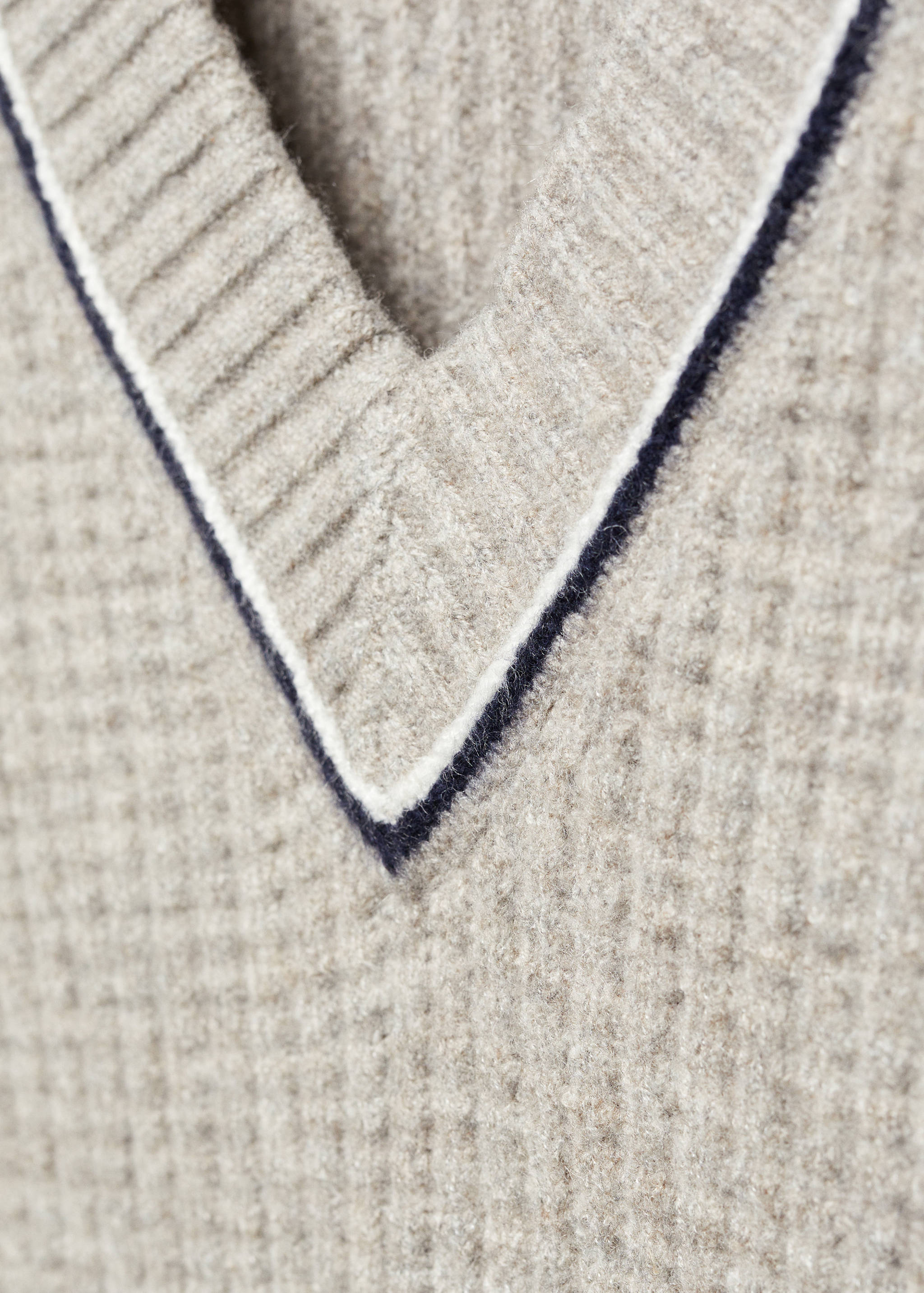 Structured V-neck sweater - Details of the article 8