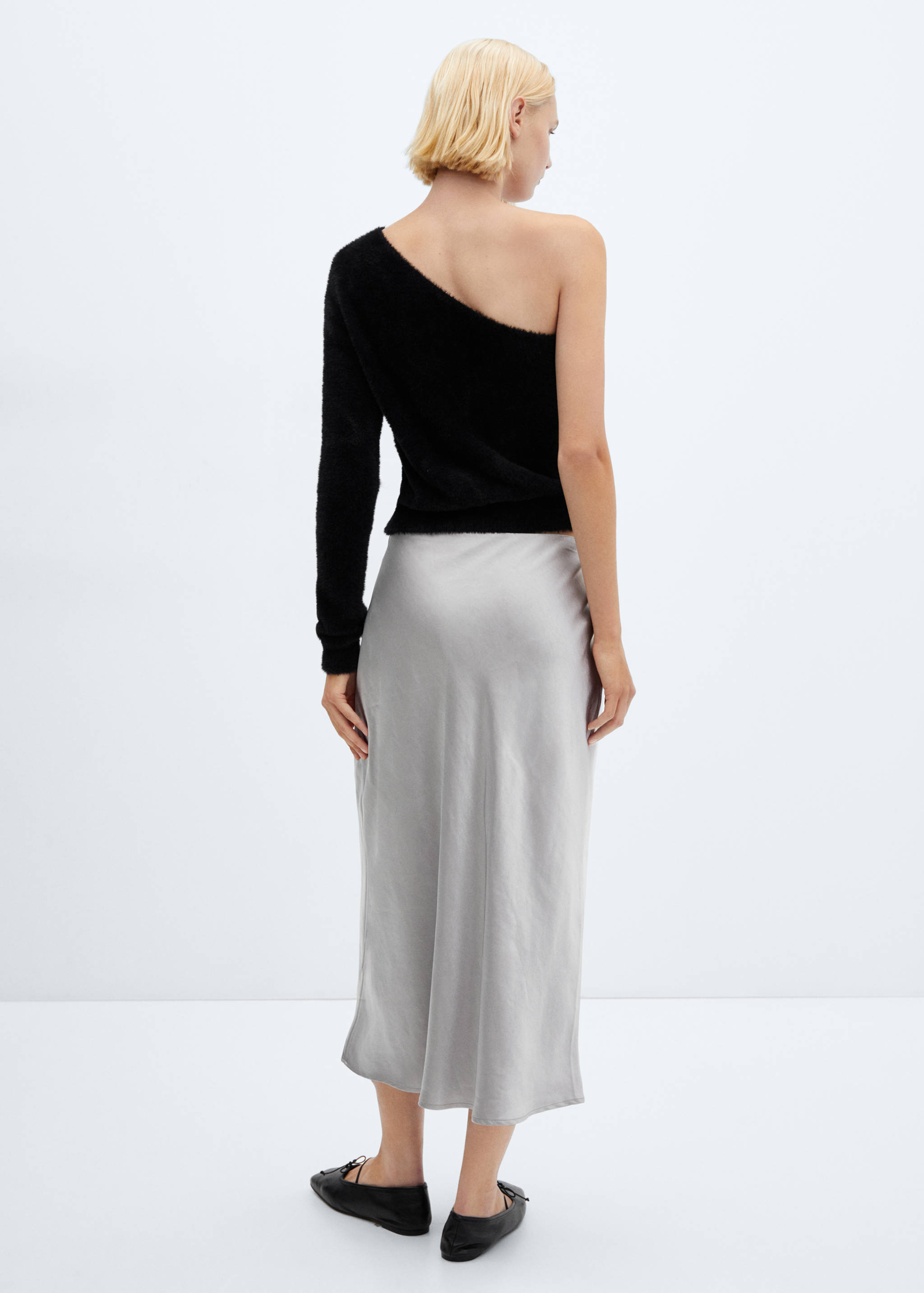 Asymmetrischer Pullover mit Fell-Effekt - Rückseite des Artikels