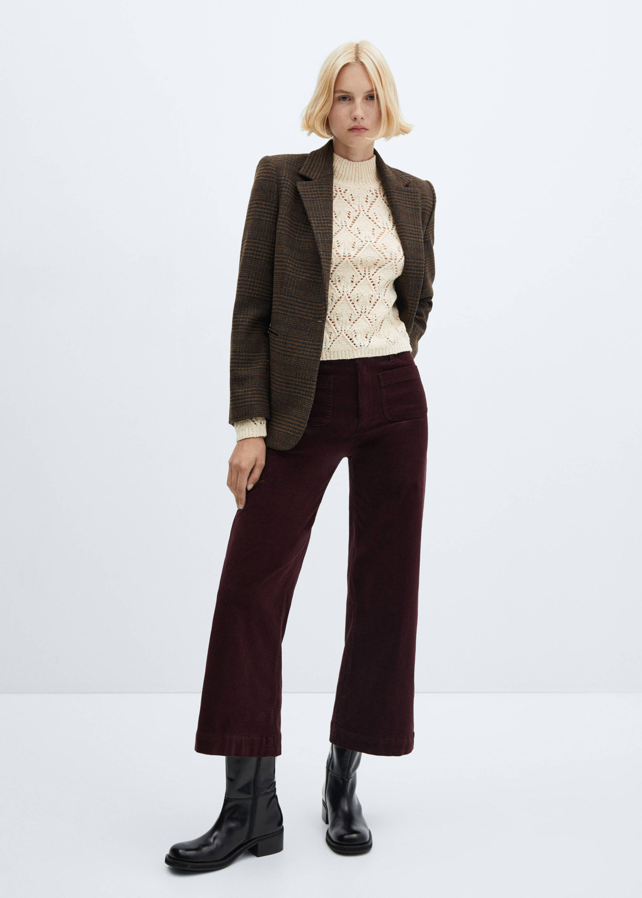 Svetr s detaily děrování - Celkový náhled