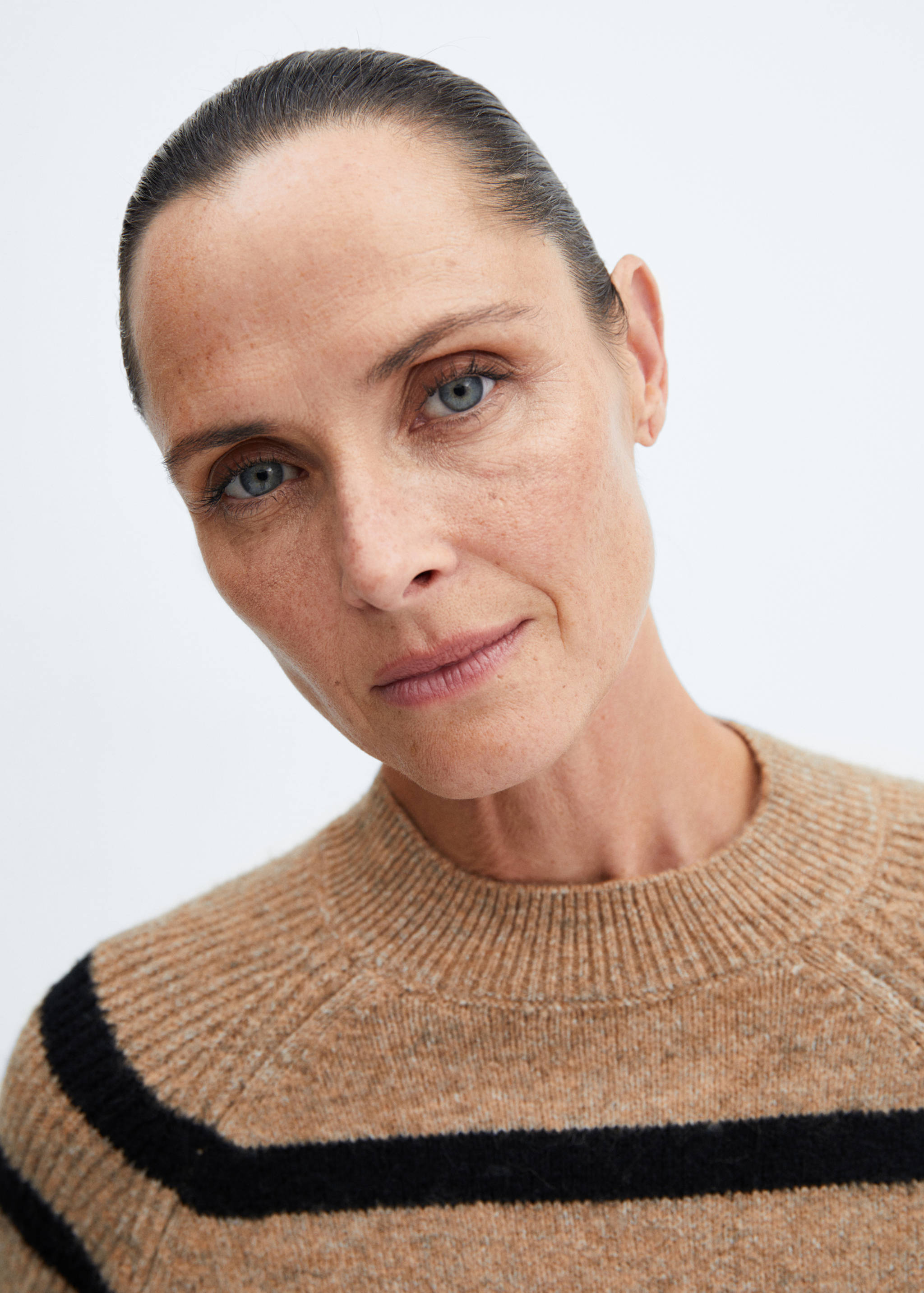 Round-neck striped sweater - Details of the article 1