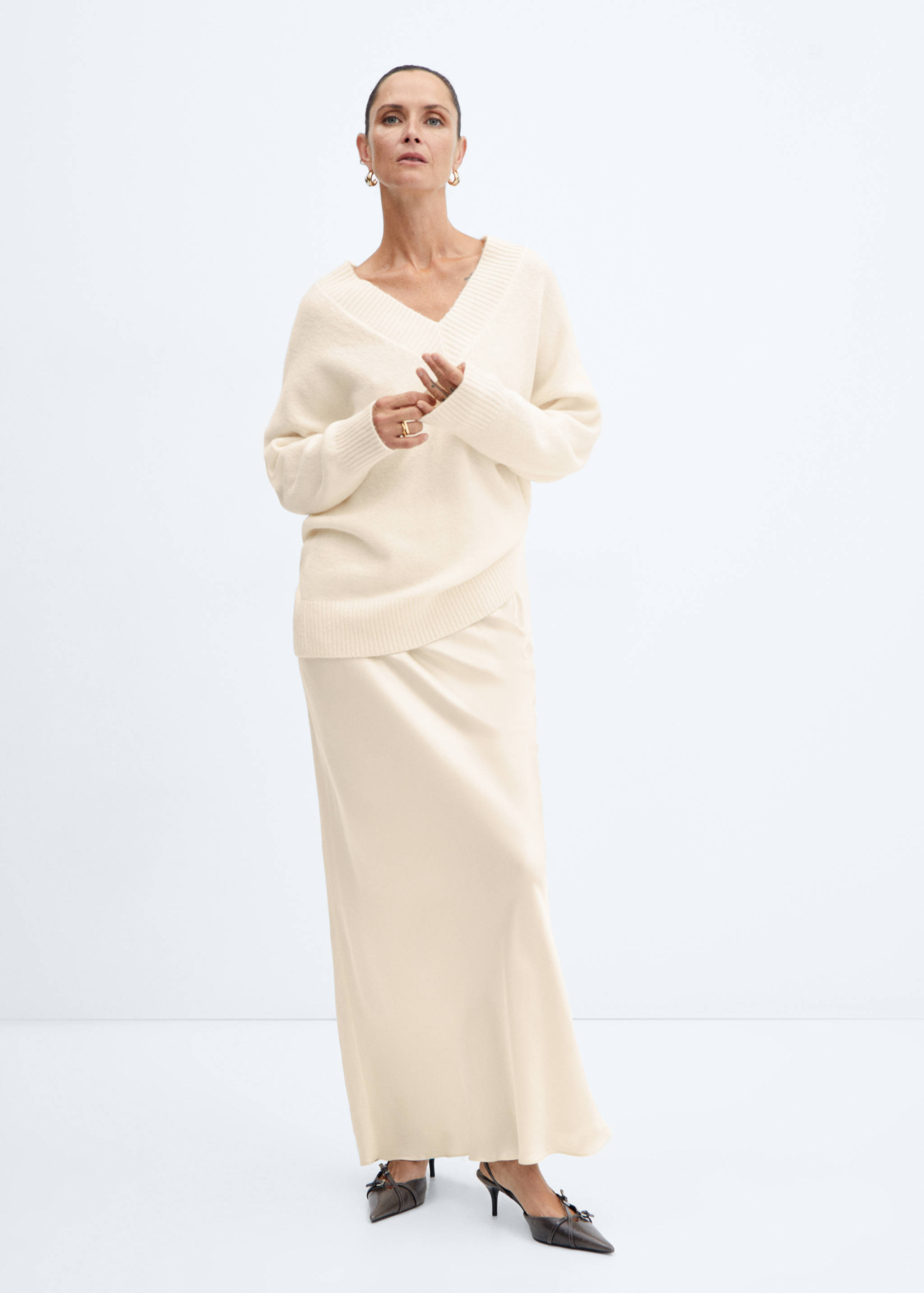 Oversized V-neck sweater - General plane