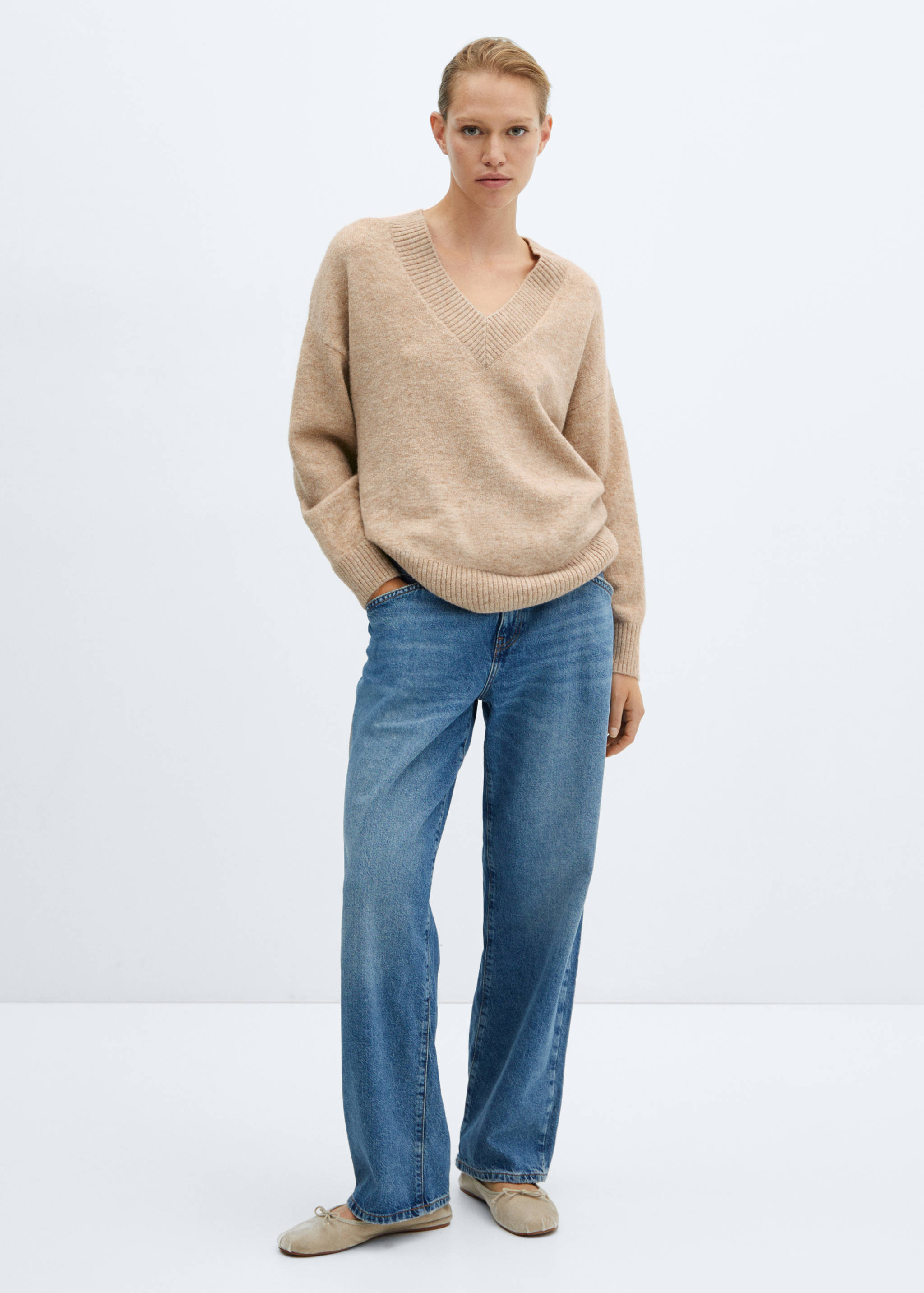Oversized V-neck sweater - General plane