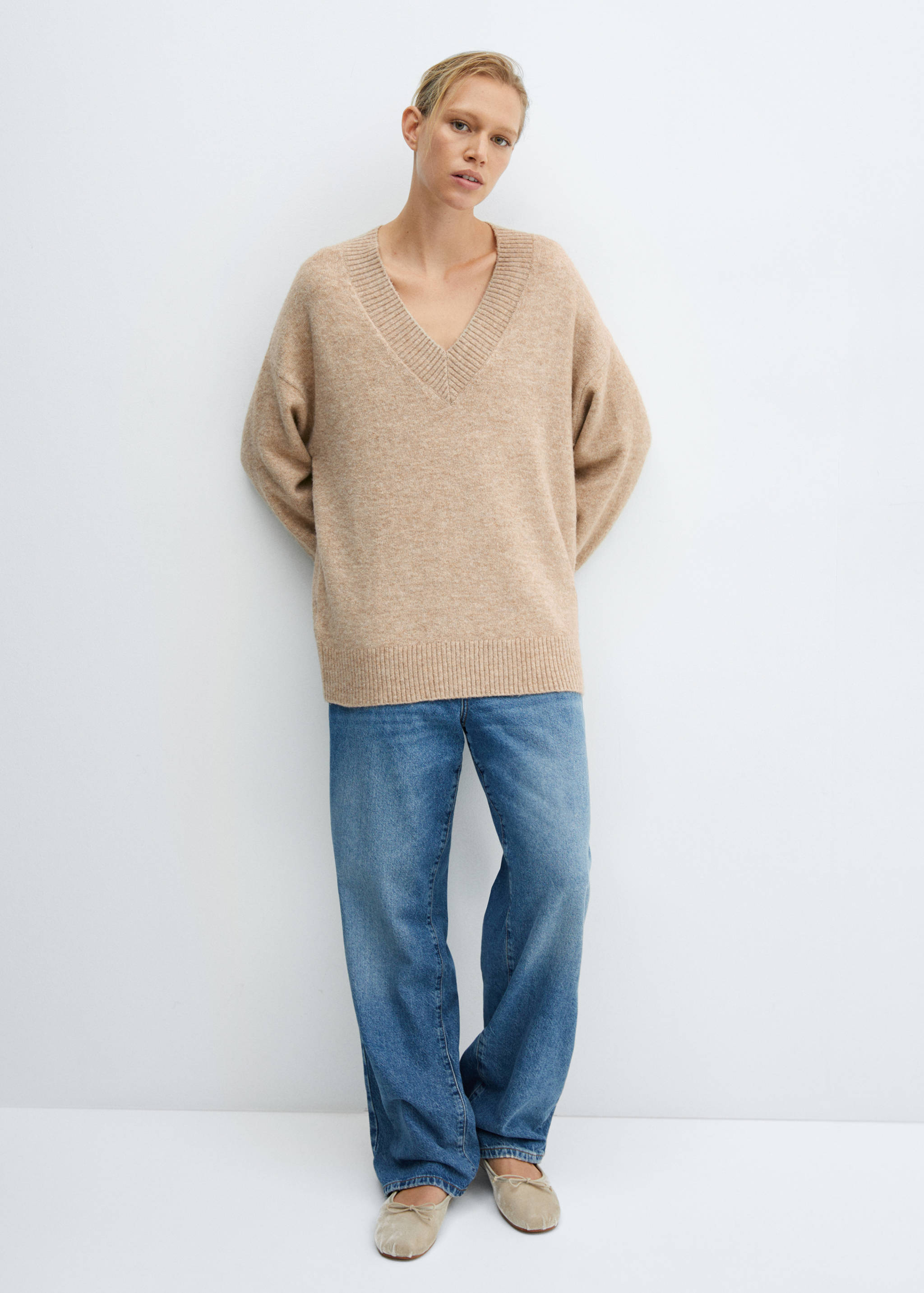 Oversized V-neck sweater - Details of the article 2