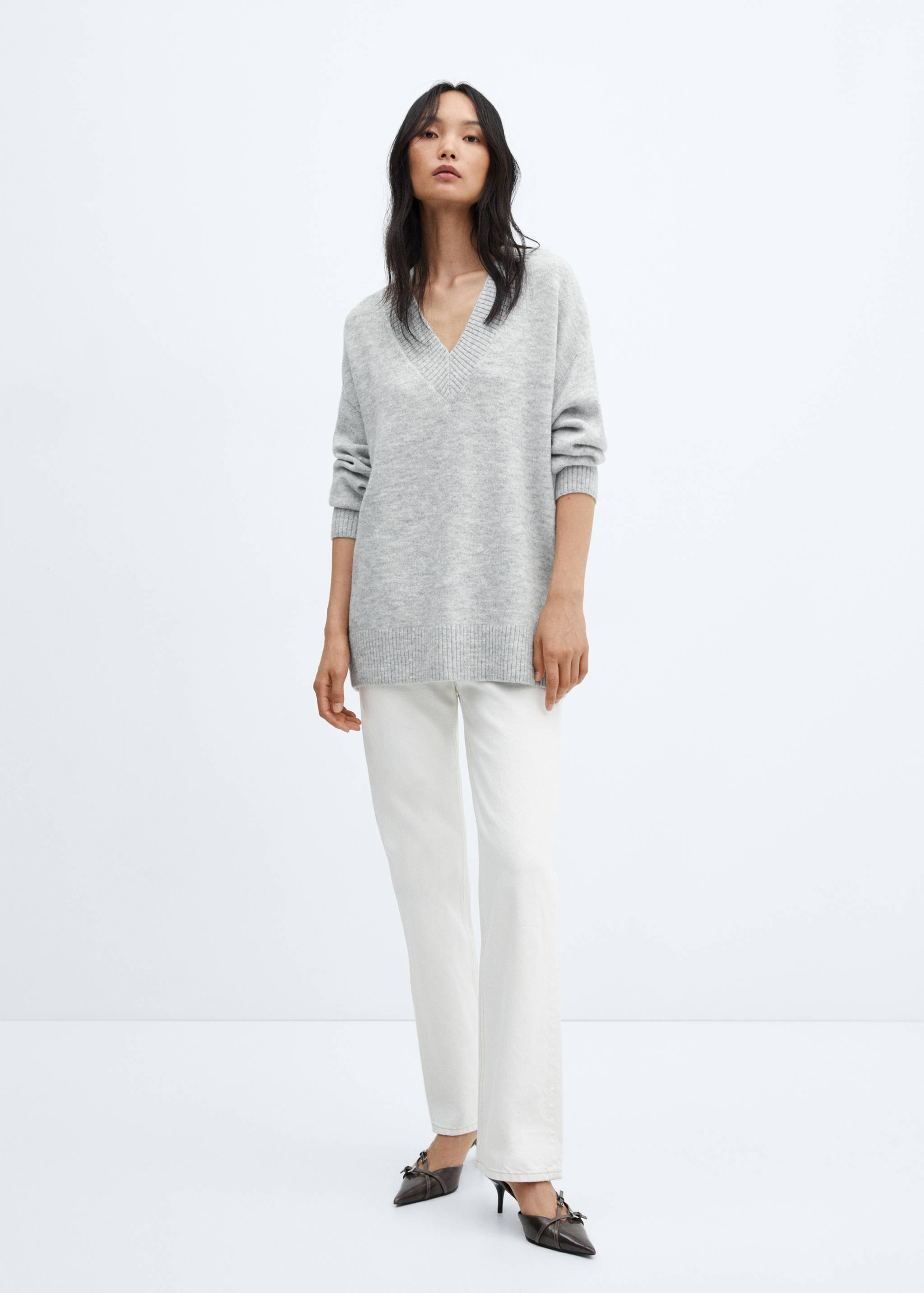Oversized V-neck sweater - General plane