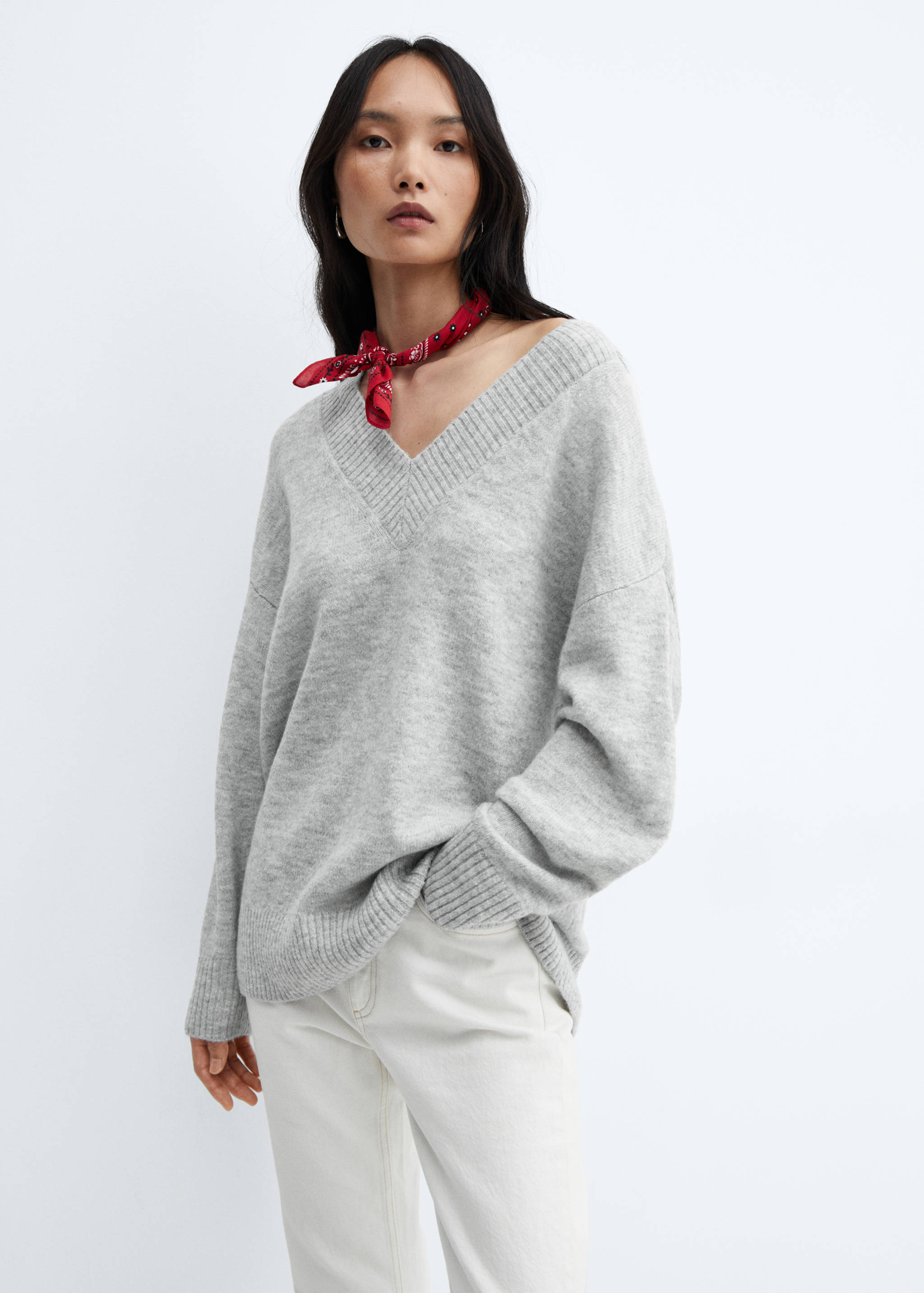Oversized V-neck sweater - Details of the article 2