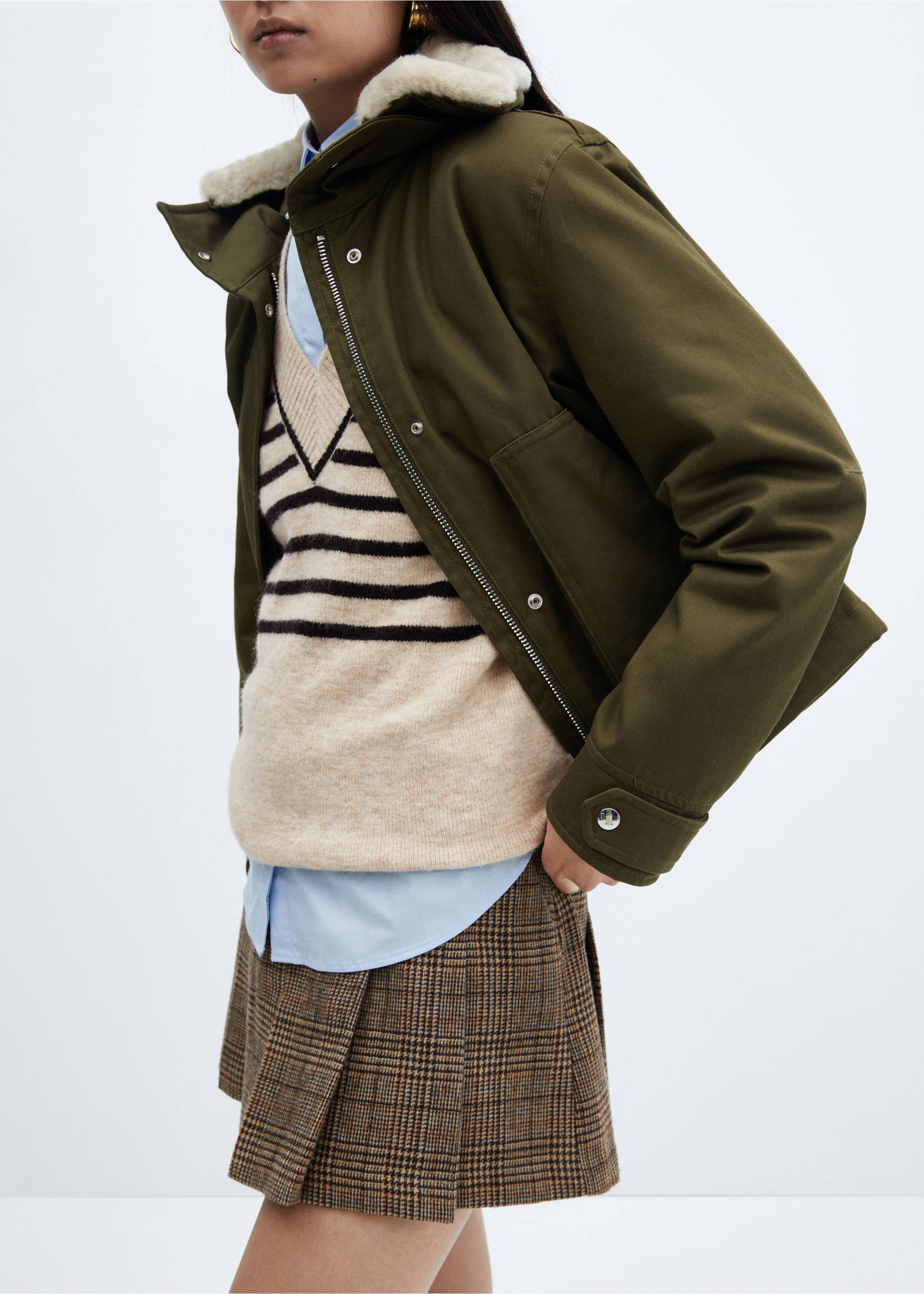 V-neck striped sweater - Details of the article 6, Sand. Ref: 57007756-00.