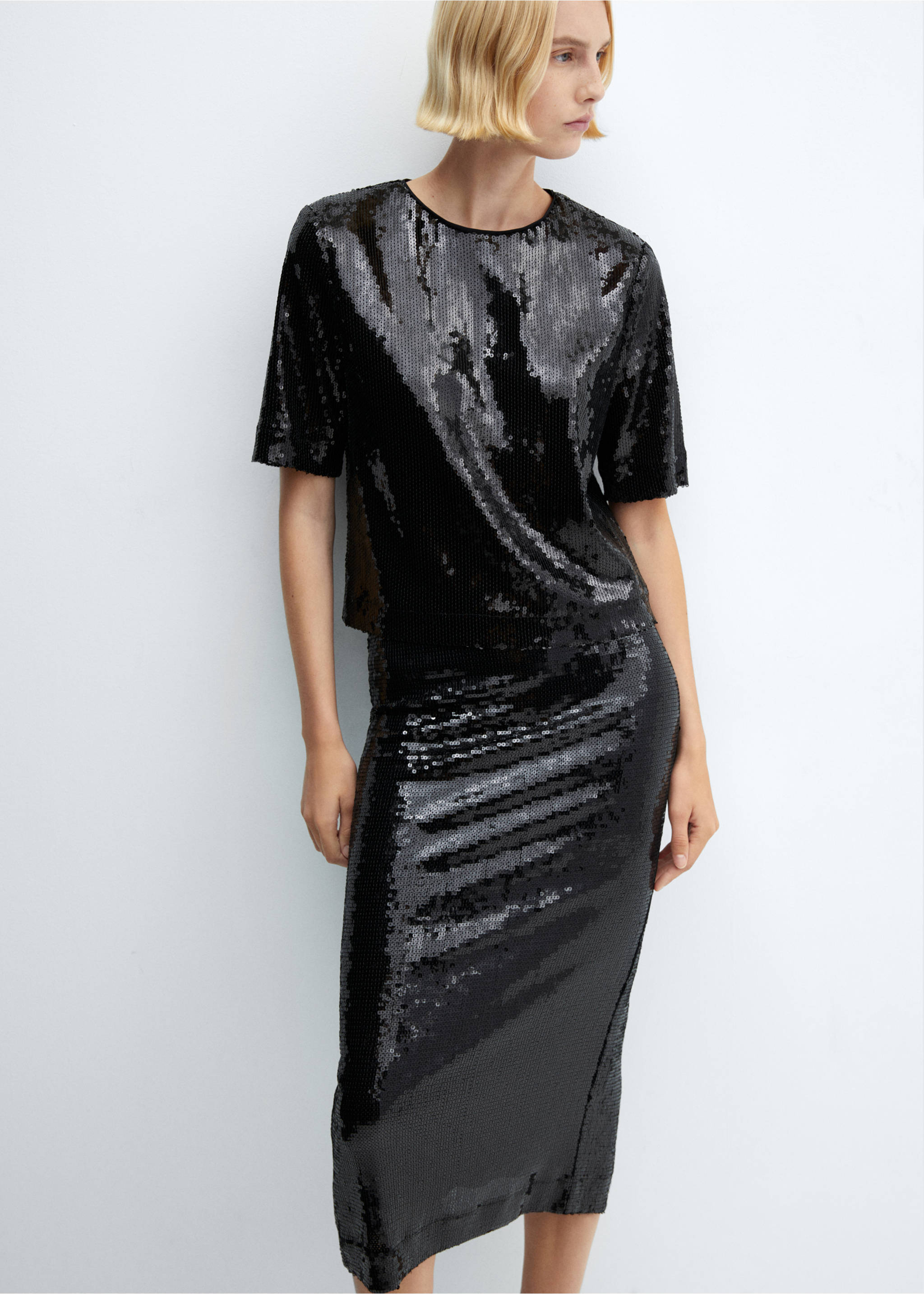 Sequin T-shirt - Details of the article 2, Black. Ref: 57009105-00.