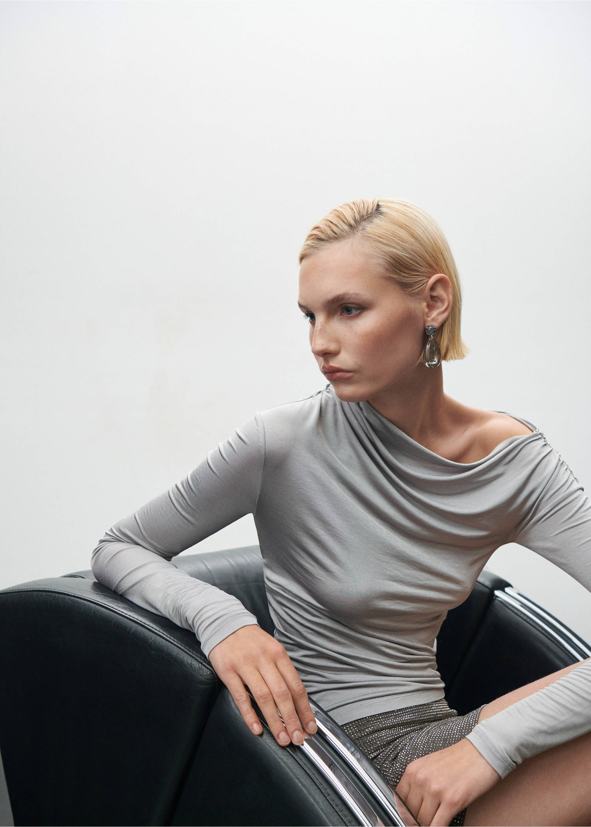 Asymmetrical ruched t-shirt - Details of the article 2, Light/Pastel Grey. Ref: 57009121-00.