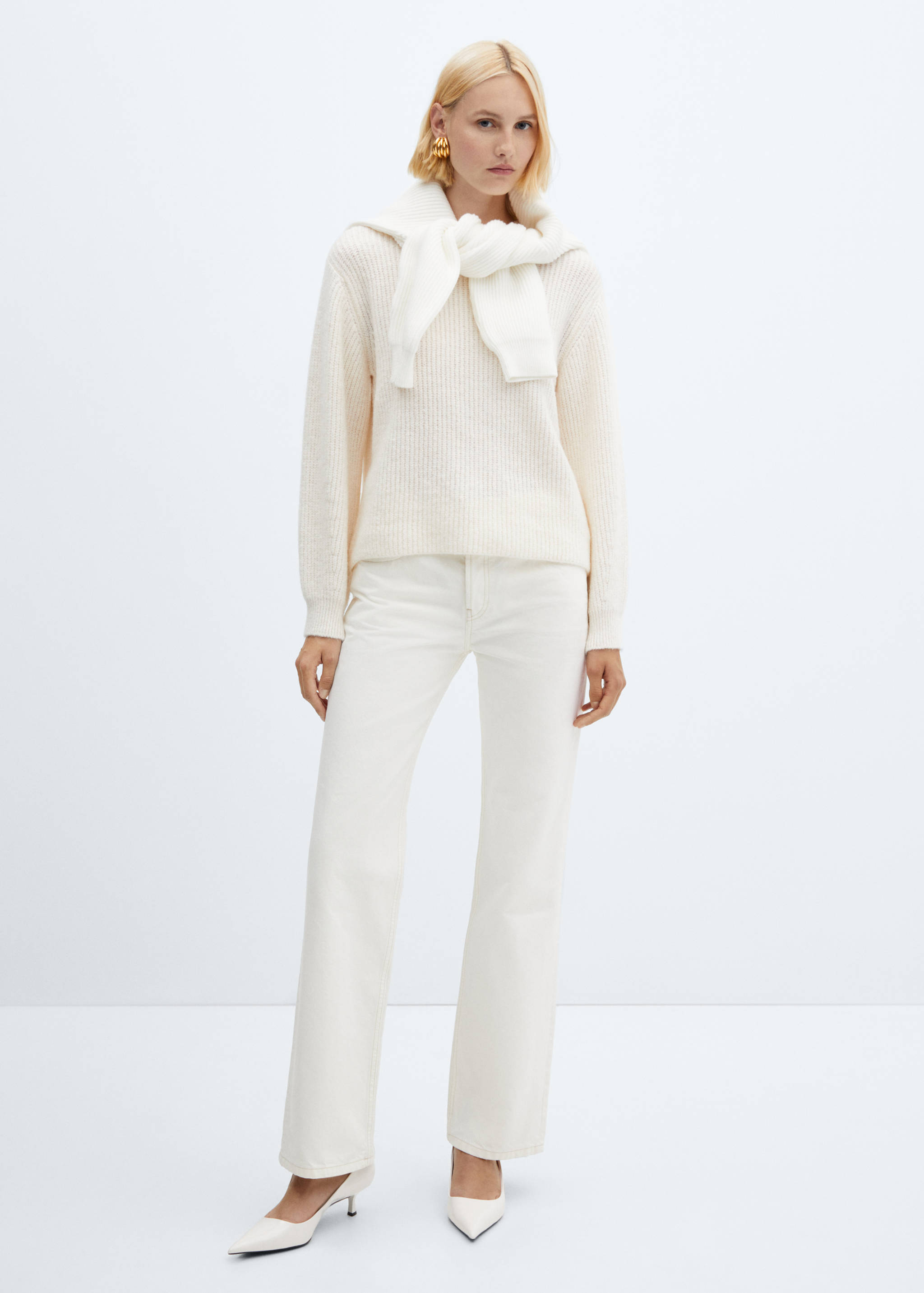 Round-neck knitted sweater - General plane