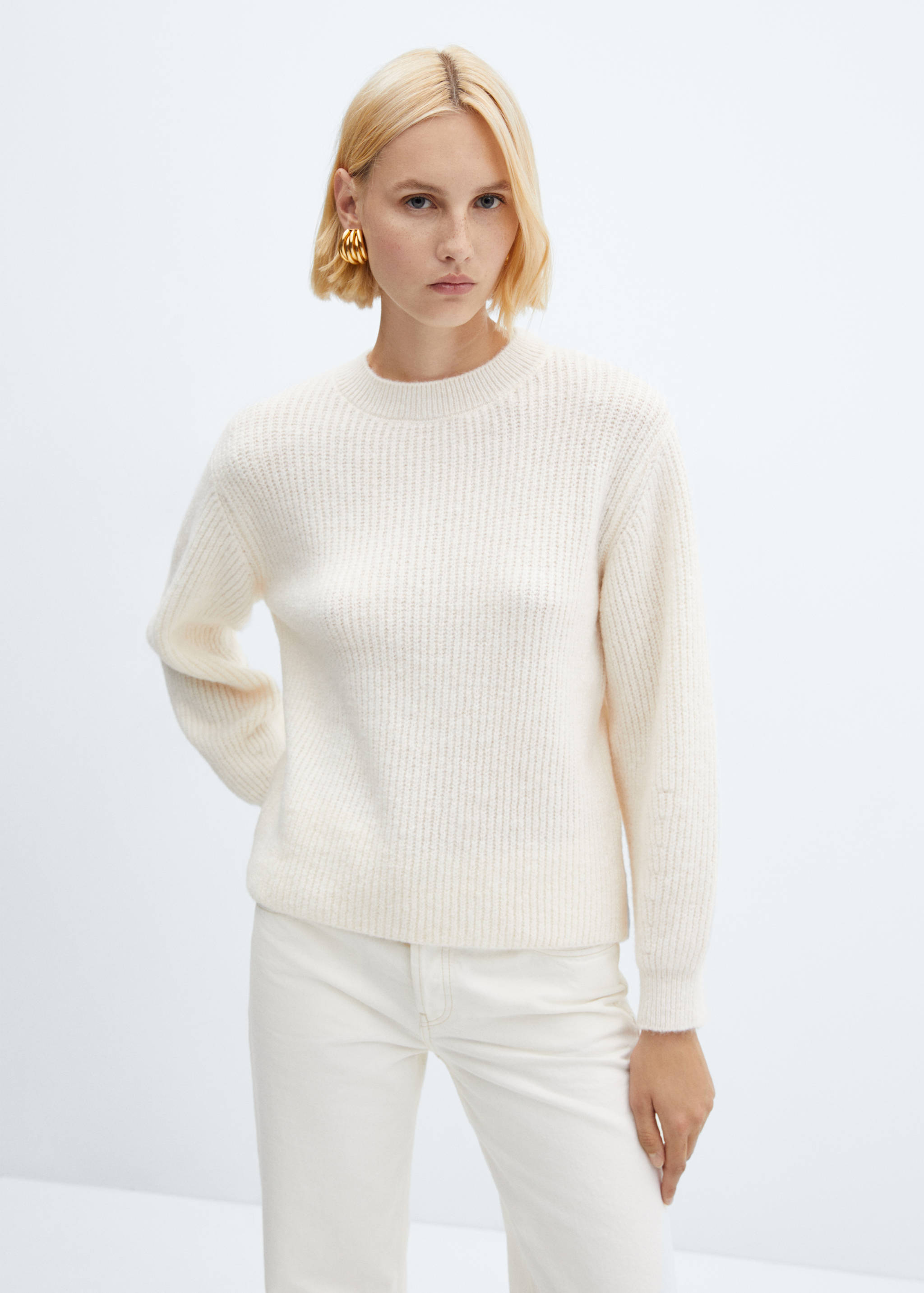 Round-neck knitted sweater - Medium plane