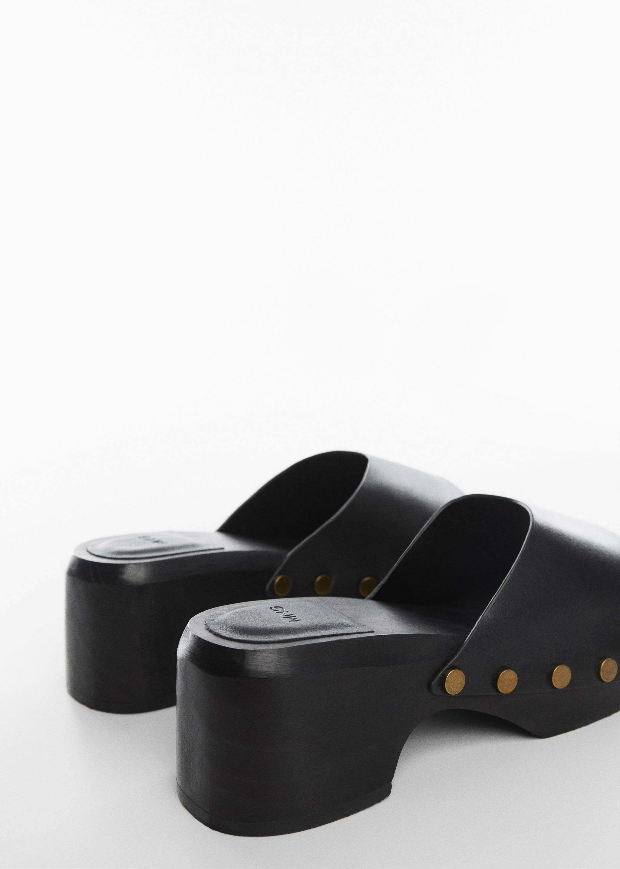 Leder-Clogs mit Nieten - Detail des Artikels 1, Schwarz. Ref: 57010041-00.