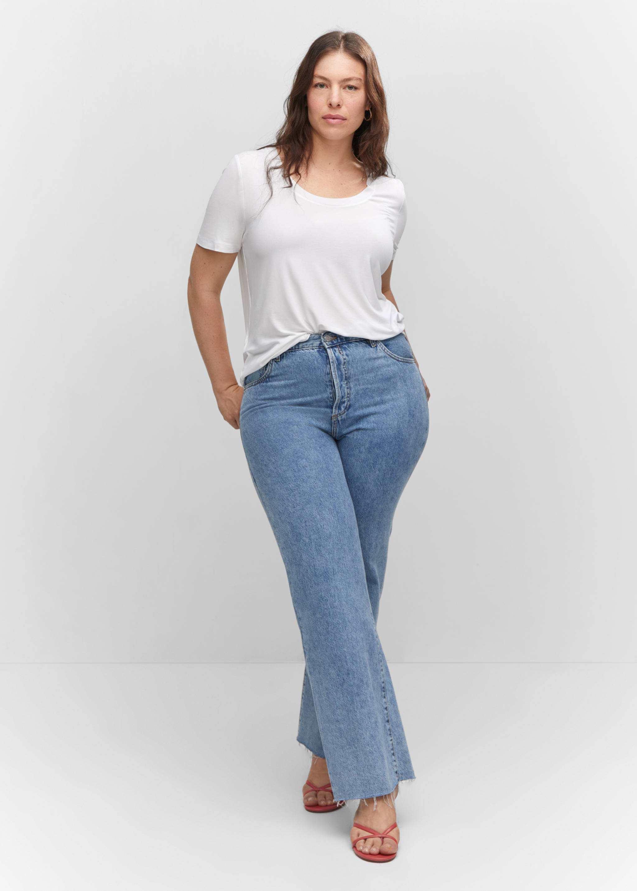 Low neck t-shirt - Details of the article 6