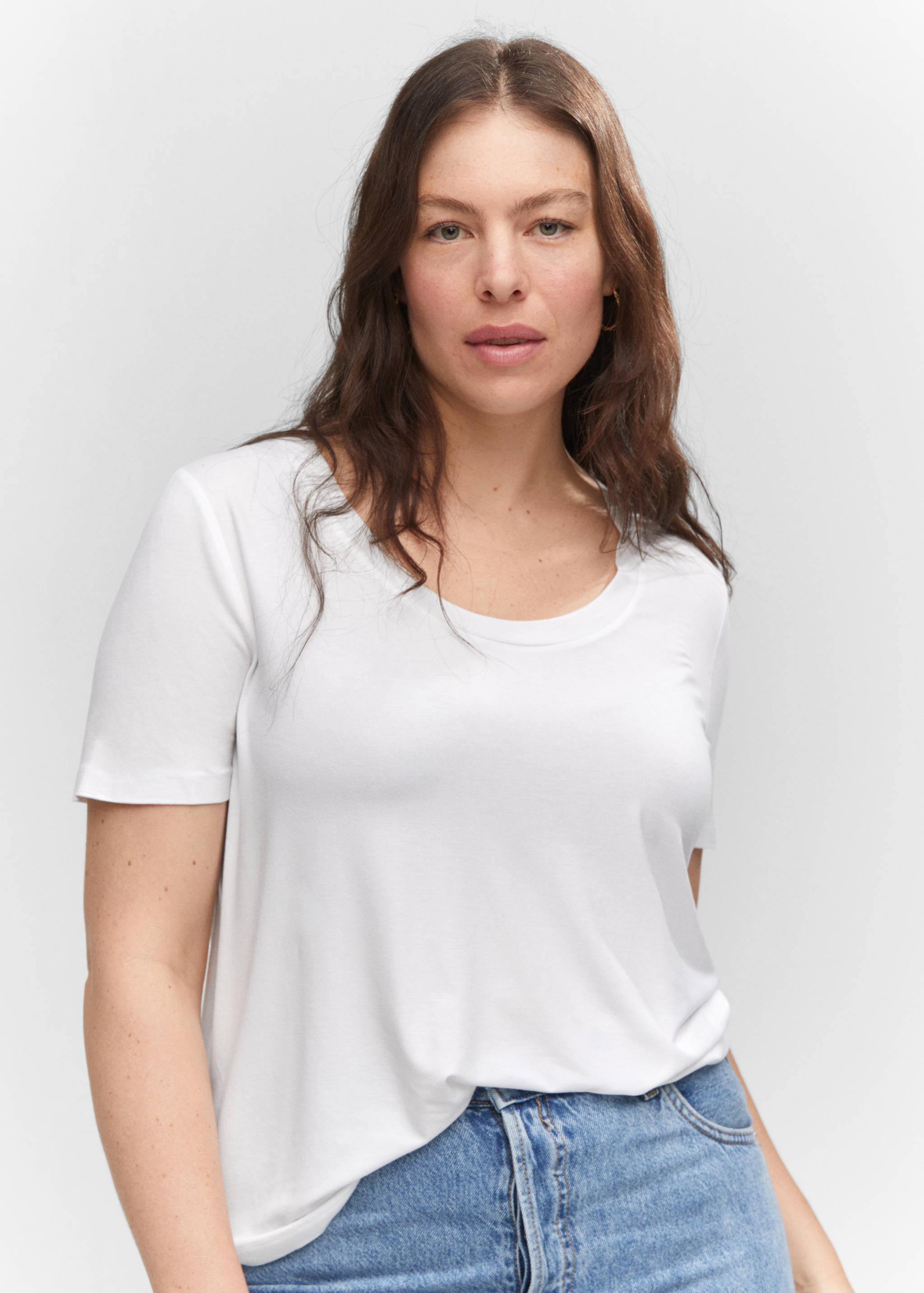 Low neck t-shirt - Details of the article 4