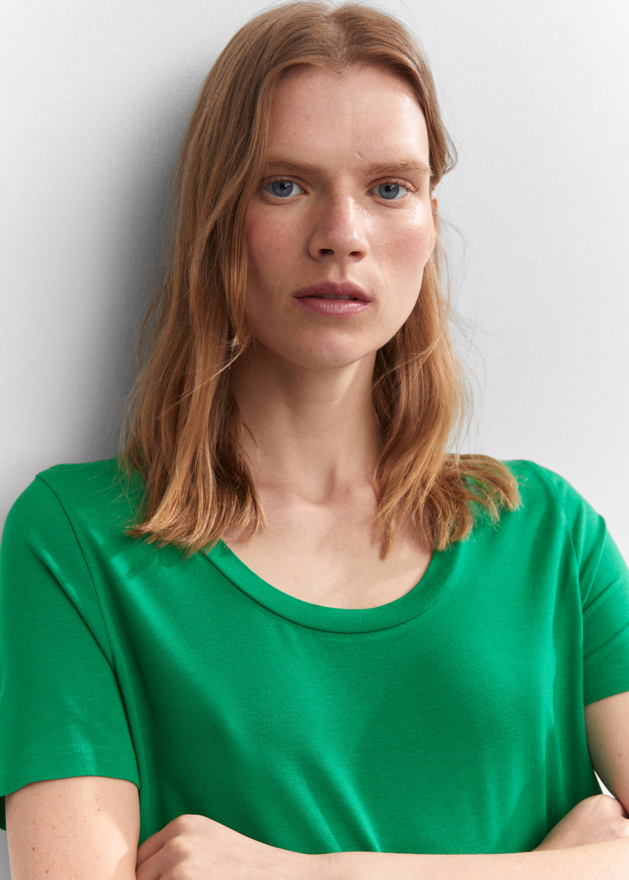 Low neck t-shirt - Details of the article 1