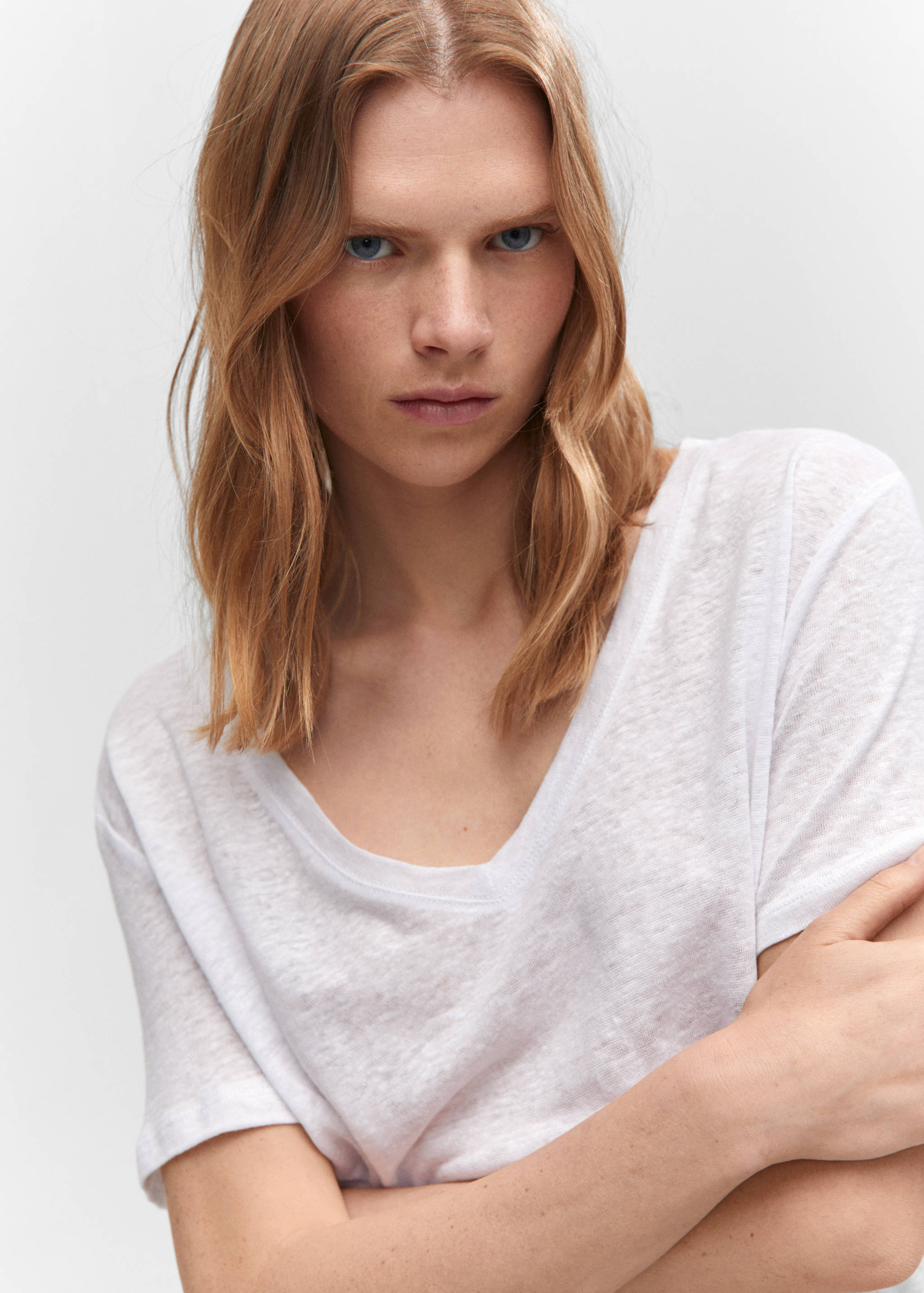 V-neck linen t-shirt - Details of the article 1