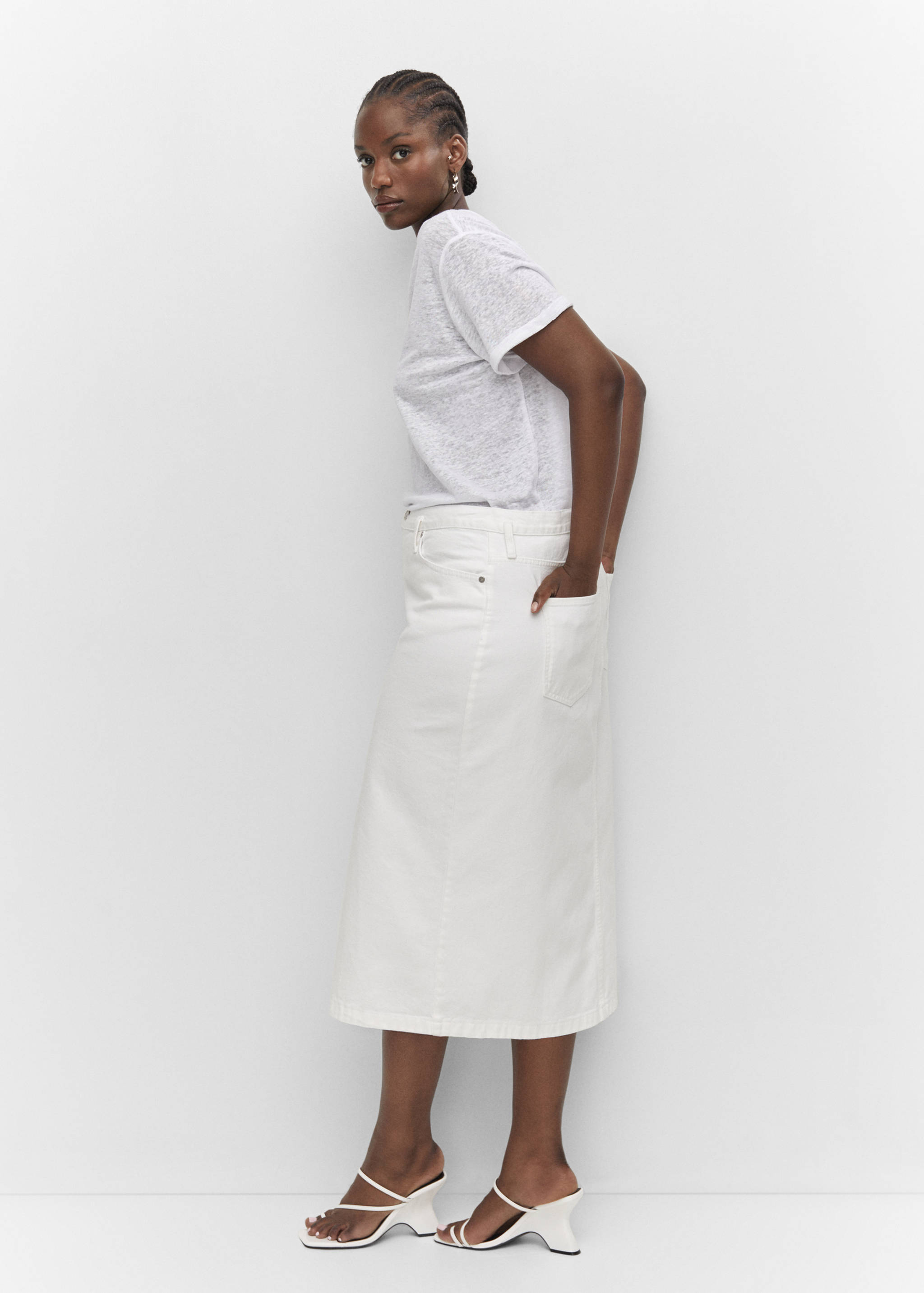 V-neck linen t-shirt - Details of the article 4