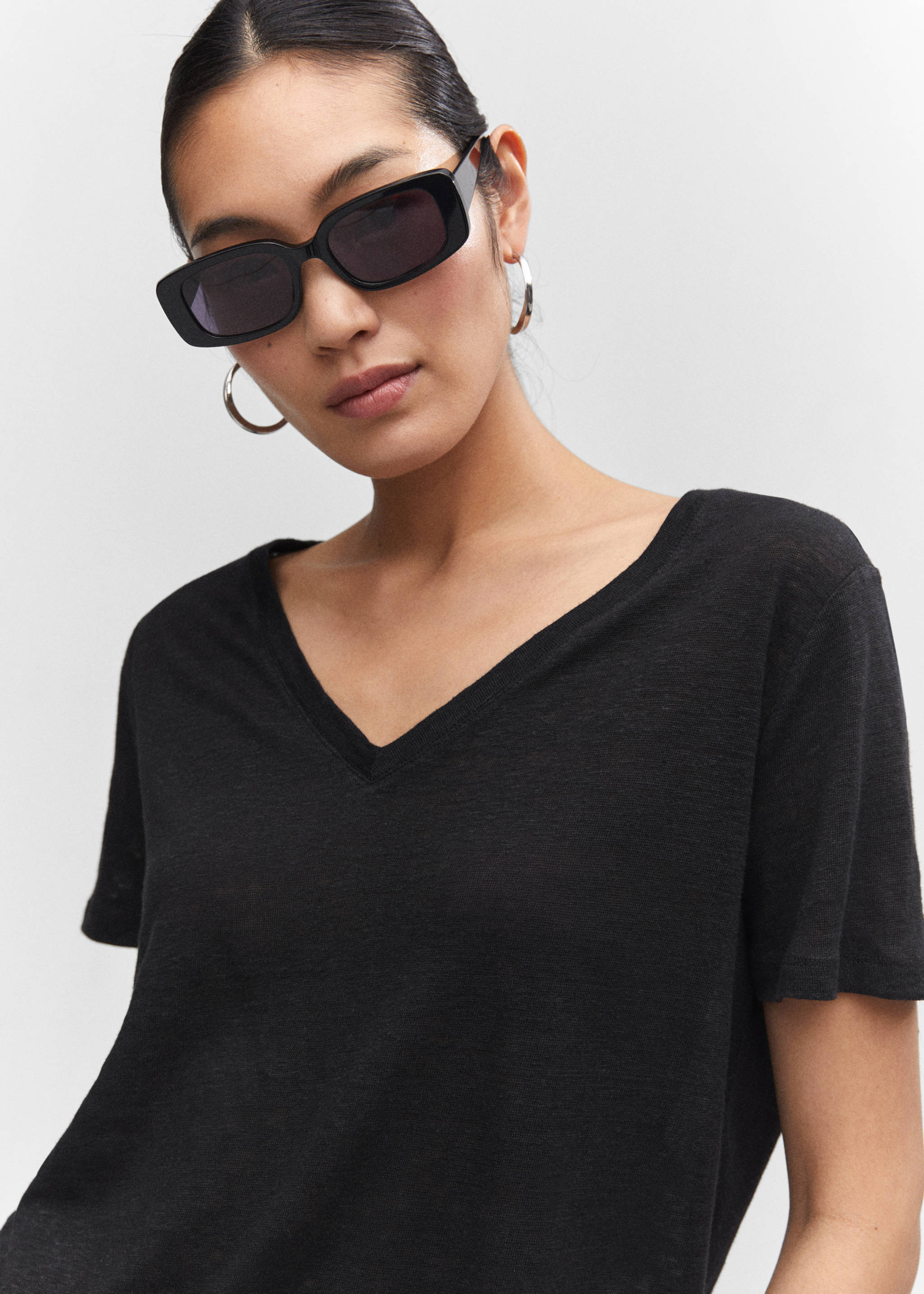 V-neck linen t-shirt - Details of the article 1