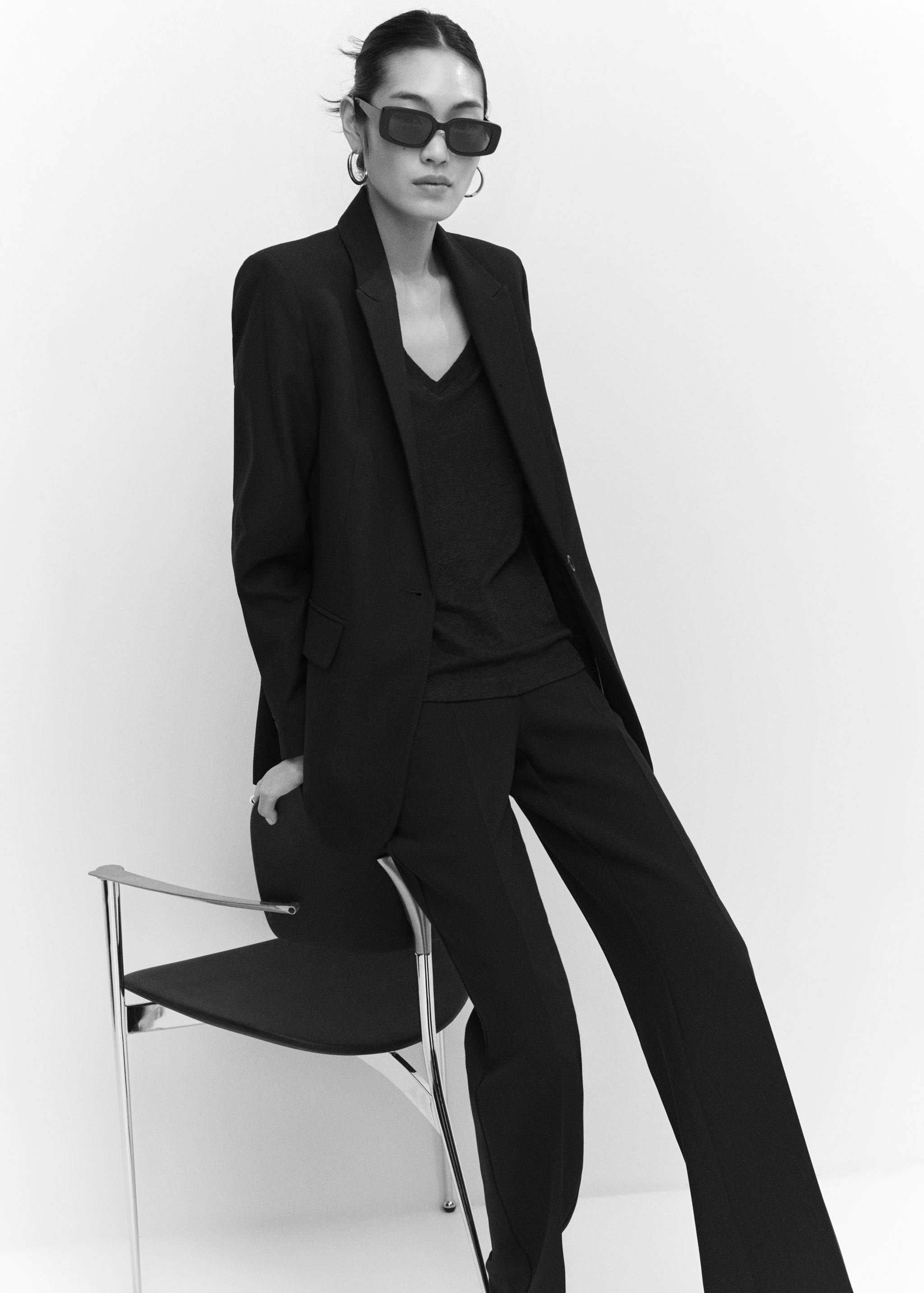 V-neck linen t-shirt - Details of the article 2