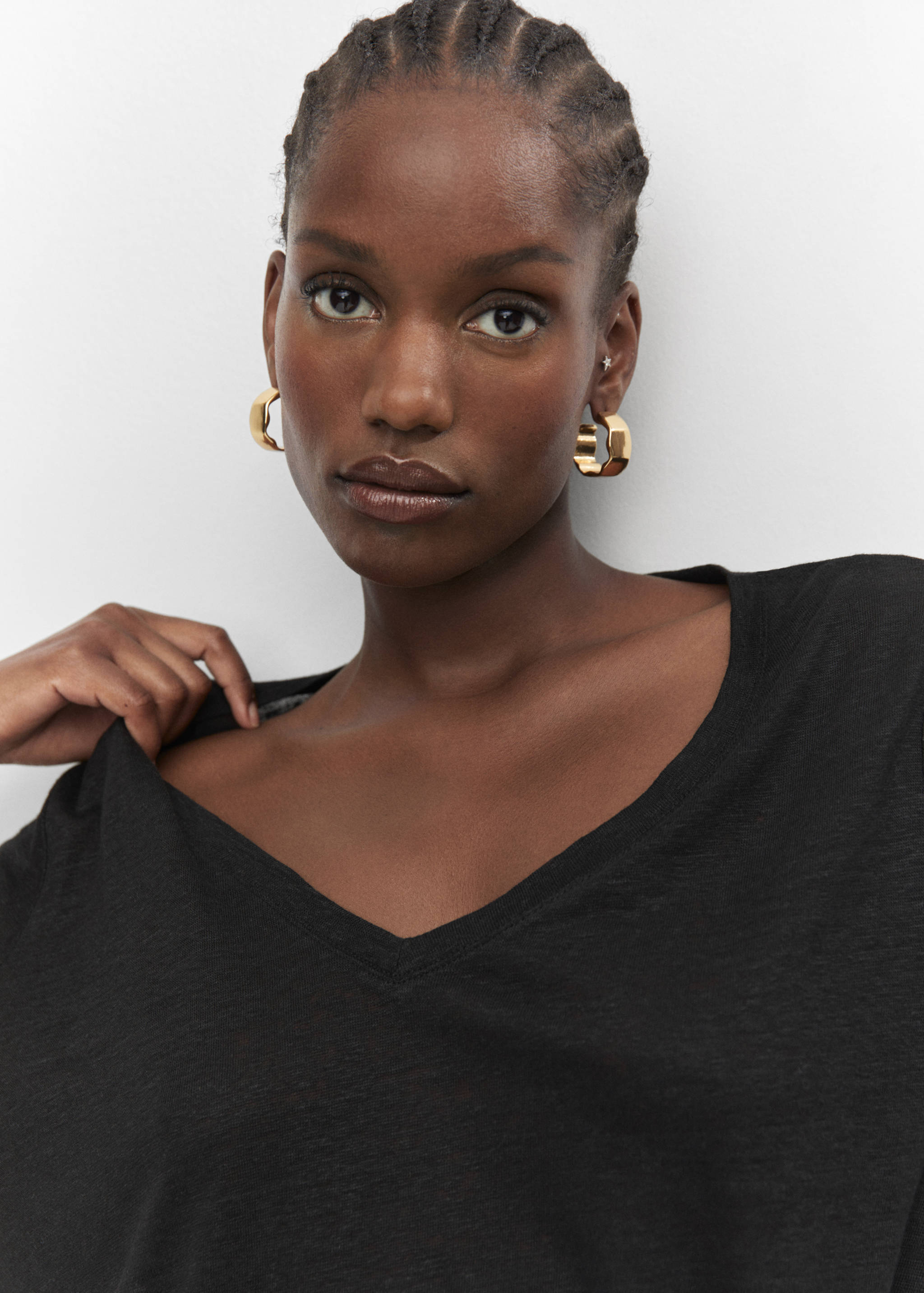 V-neck linen t-shirt - Details of the article 4