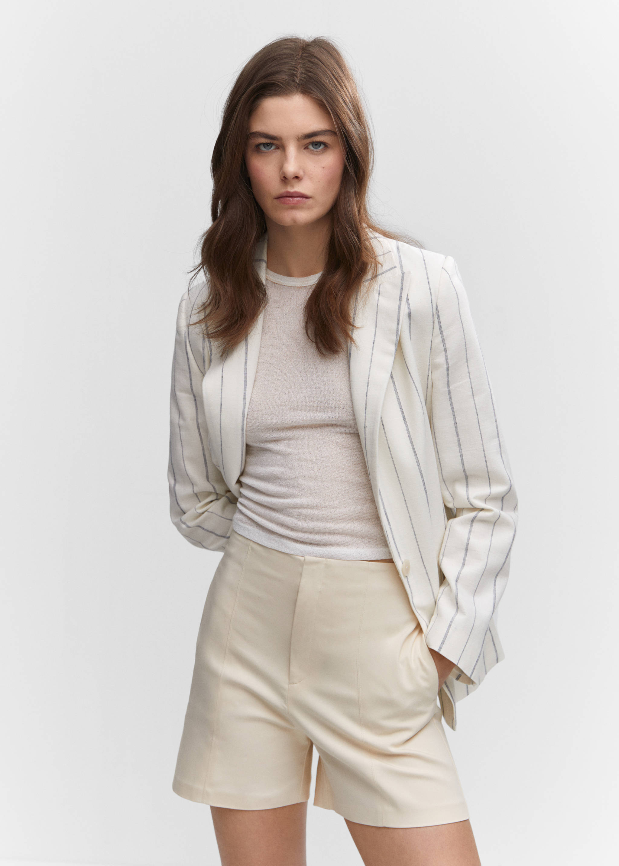 Shorts rectos tiro alto - Plano medio