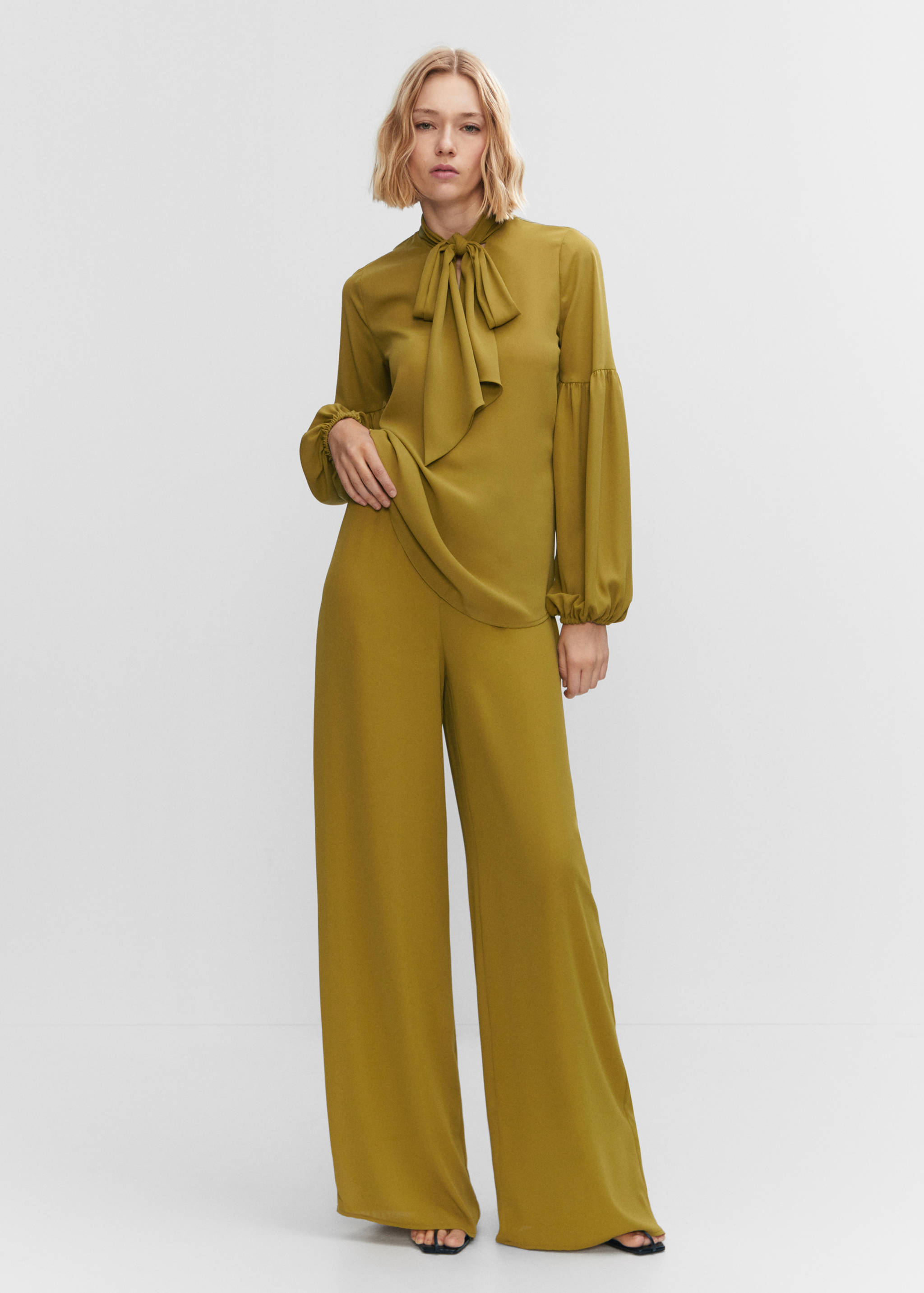 Blouse with puffed sleeves and bow - General plane