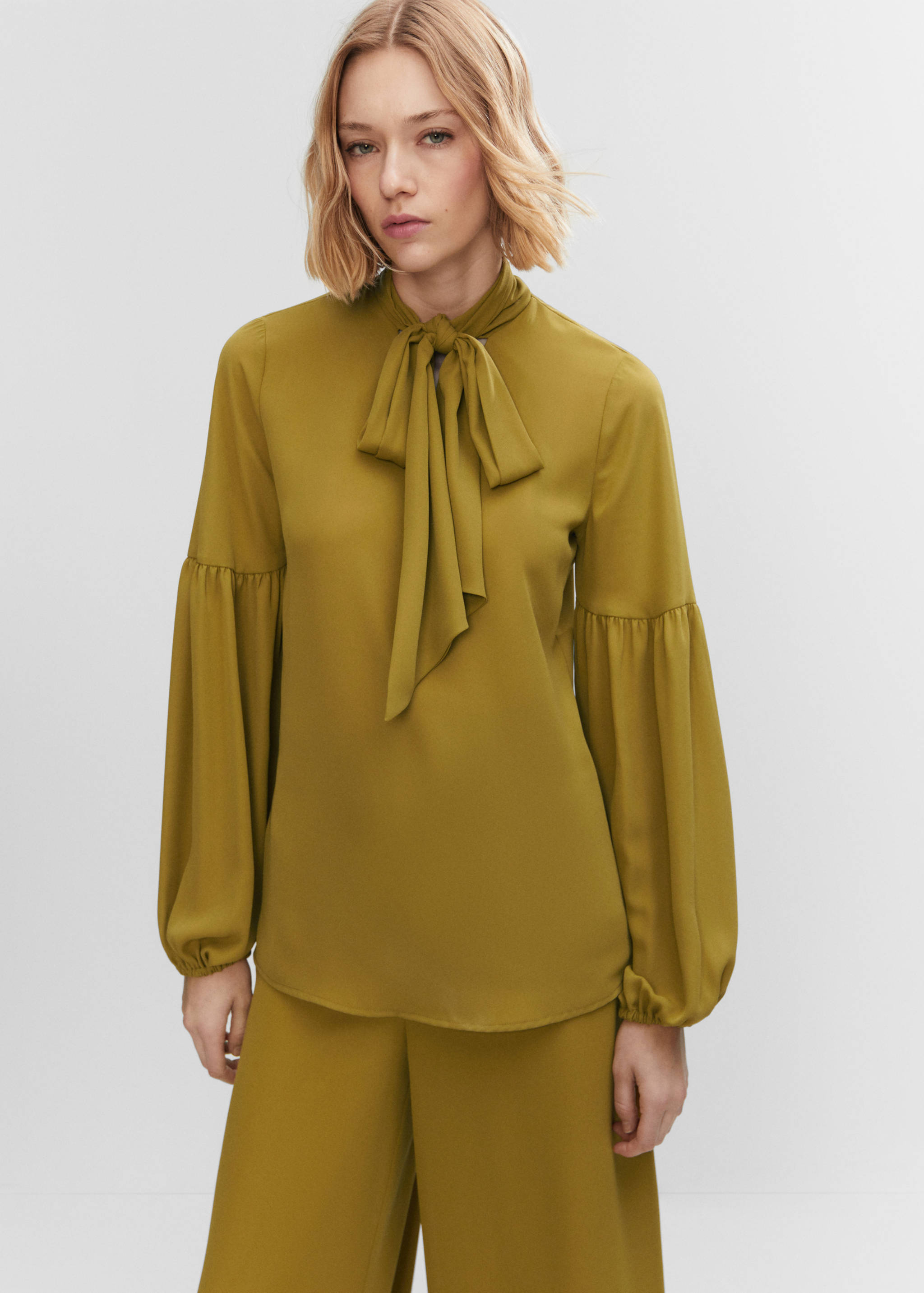 Blouse with puffed sleeves and bow - Medium plane