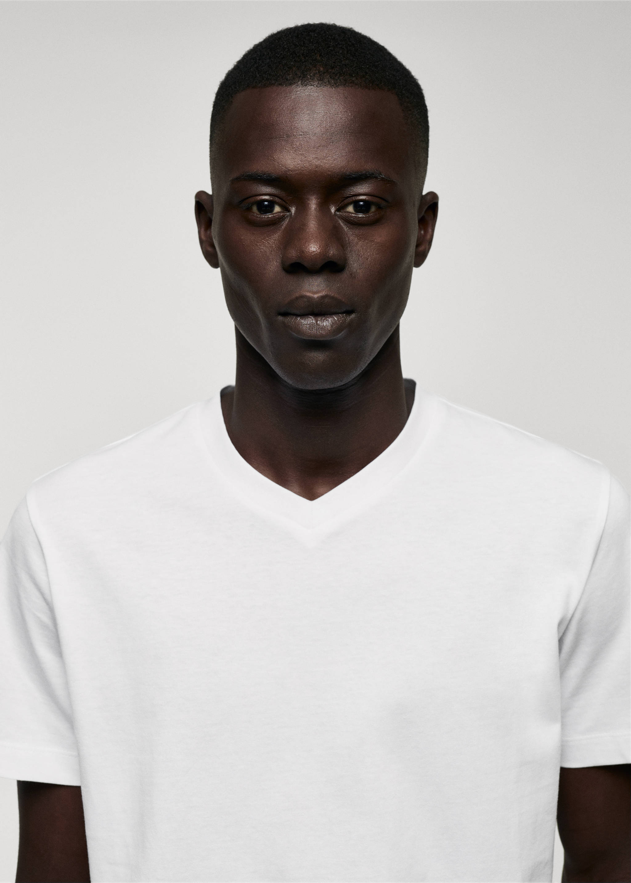 Basic-Baumwollshirt mit V-Ausschnitt - Detail des Artikels 1