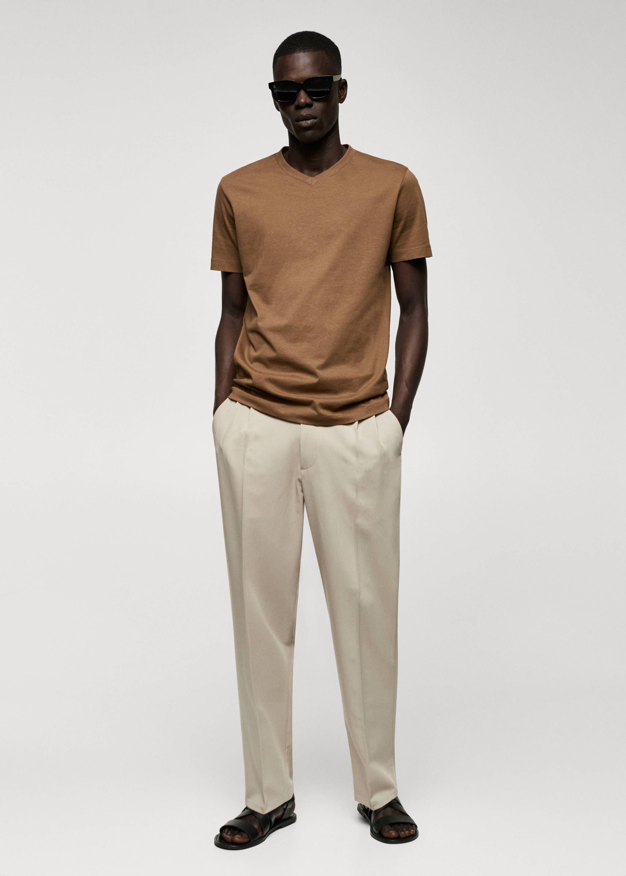 Basic-Baumwollshirt mit V-Ausschnitt - Allgemeine Ansicht