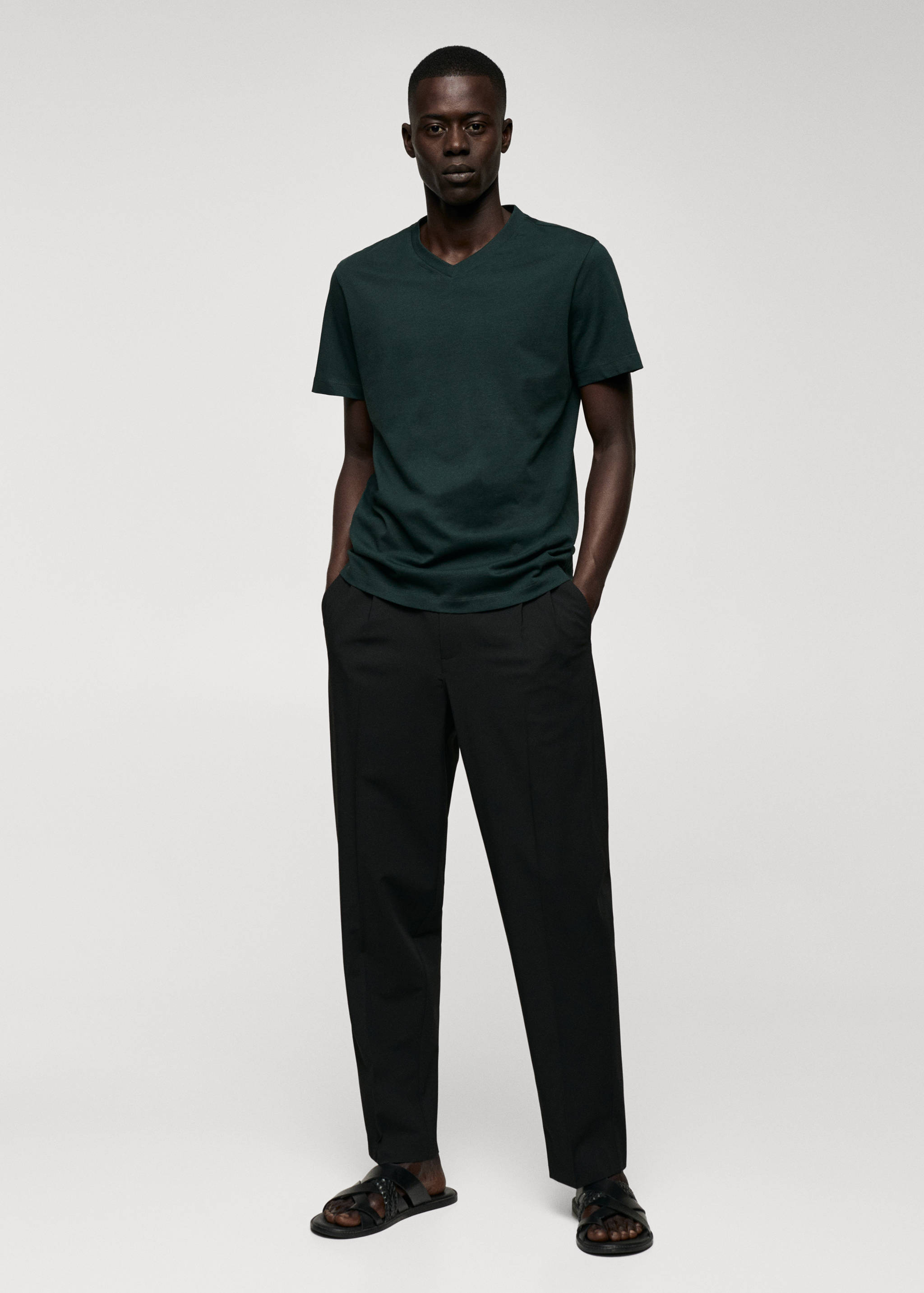 Basic-Baumwollshirt mit V-Ausschnitt - Allgemeine Ansicht