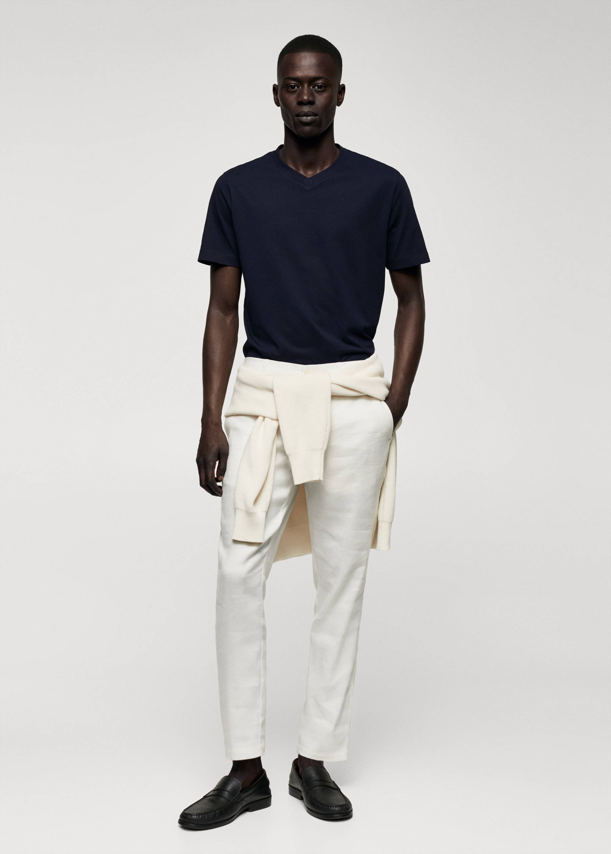 Basic-Baumwollshirt mit V-Ausschnitt - Allgemeine Ansicht