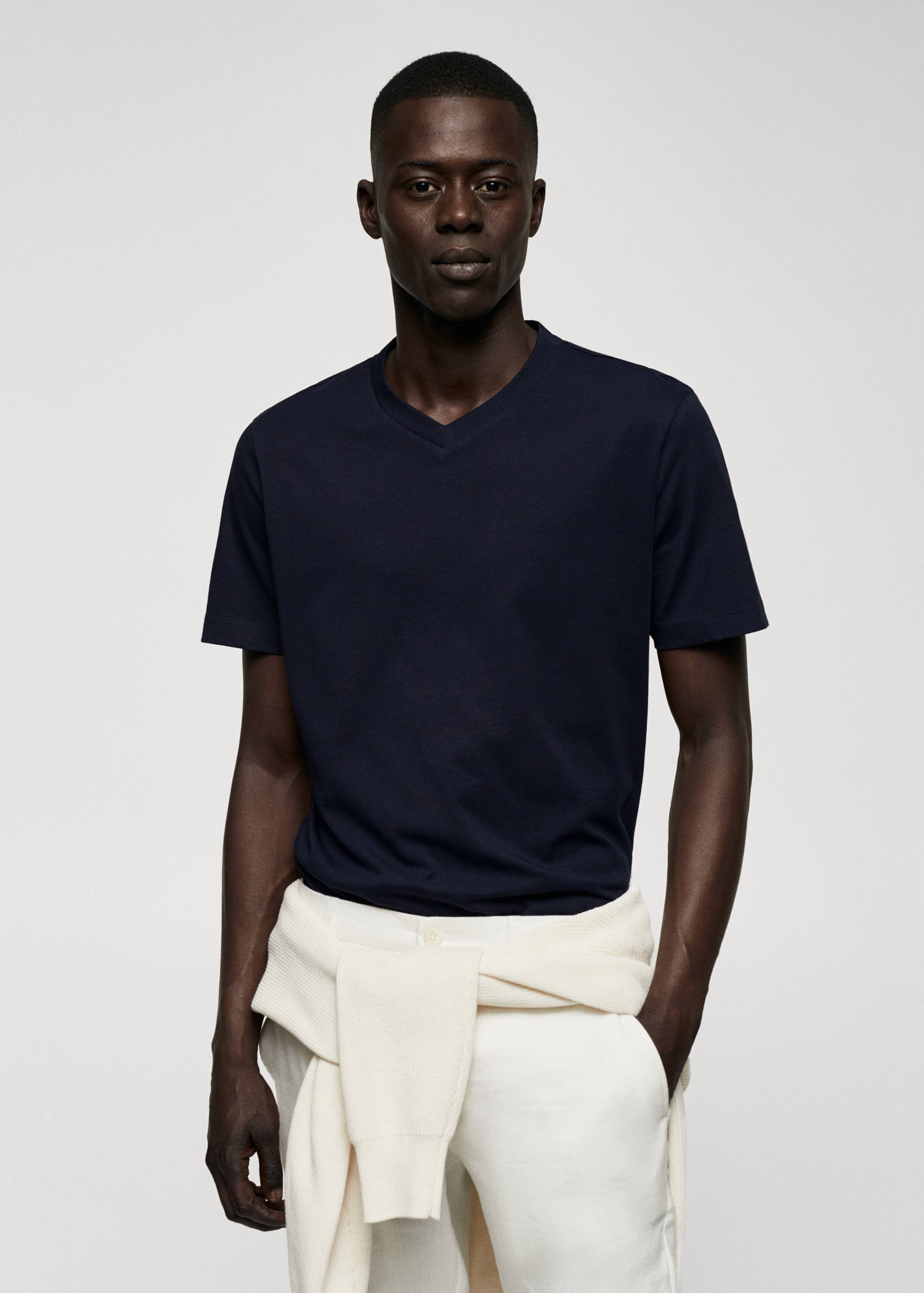 Basic-Baumwollshirt mit V-Ausschnitt - Mittlere Ansicht