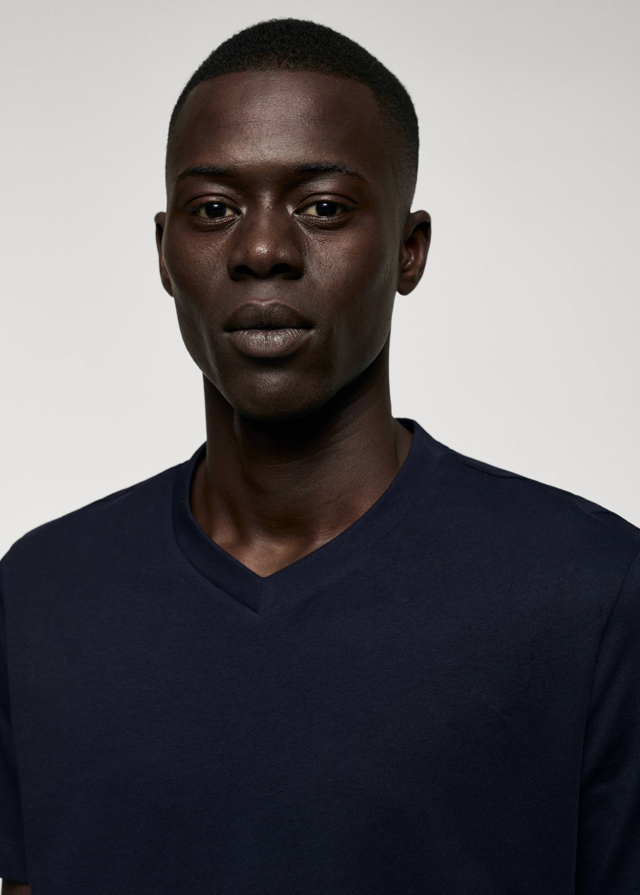 Basic-Baumwollshirt mit V-Ausschnitt - Detail des Artikels 1