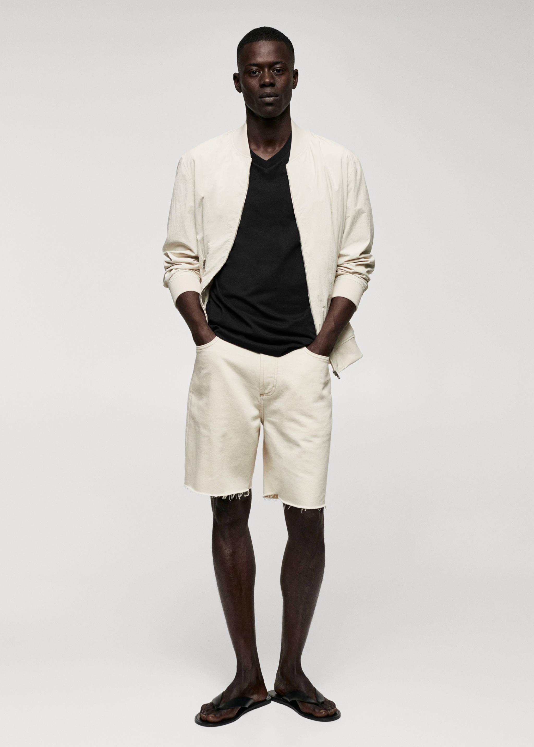 Basic-Baumwollshirt mit V-Ausschnitt - Allgemeine Ansicht