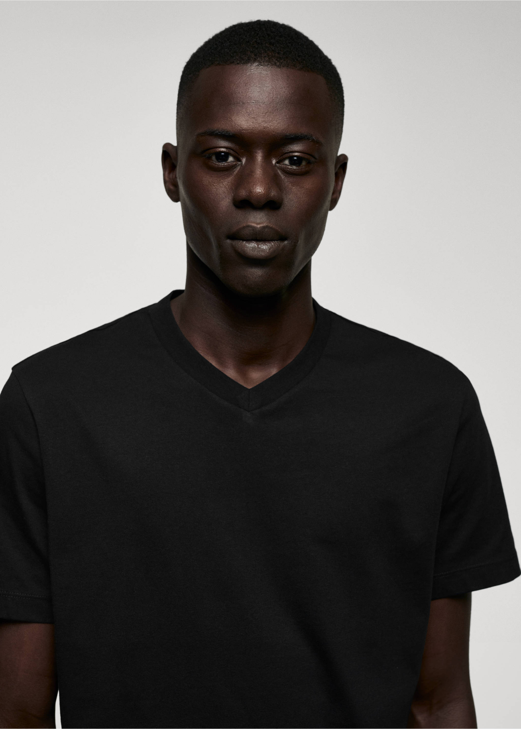 Basic cotton V-neck T-shirt - Details of the article 1, Black. Ref: 57010794-00.