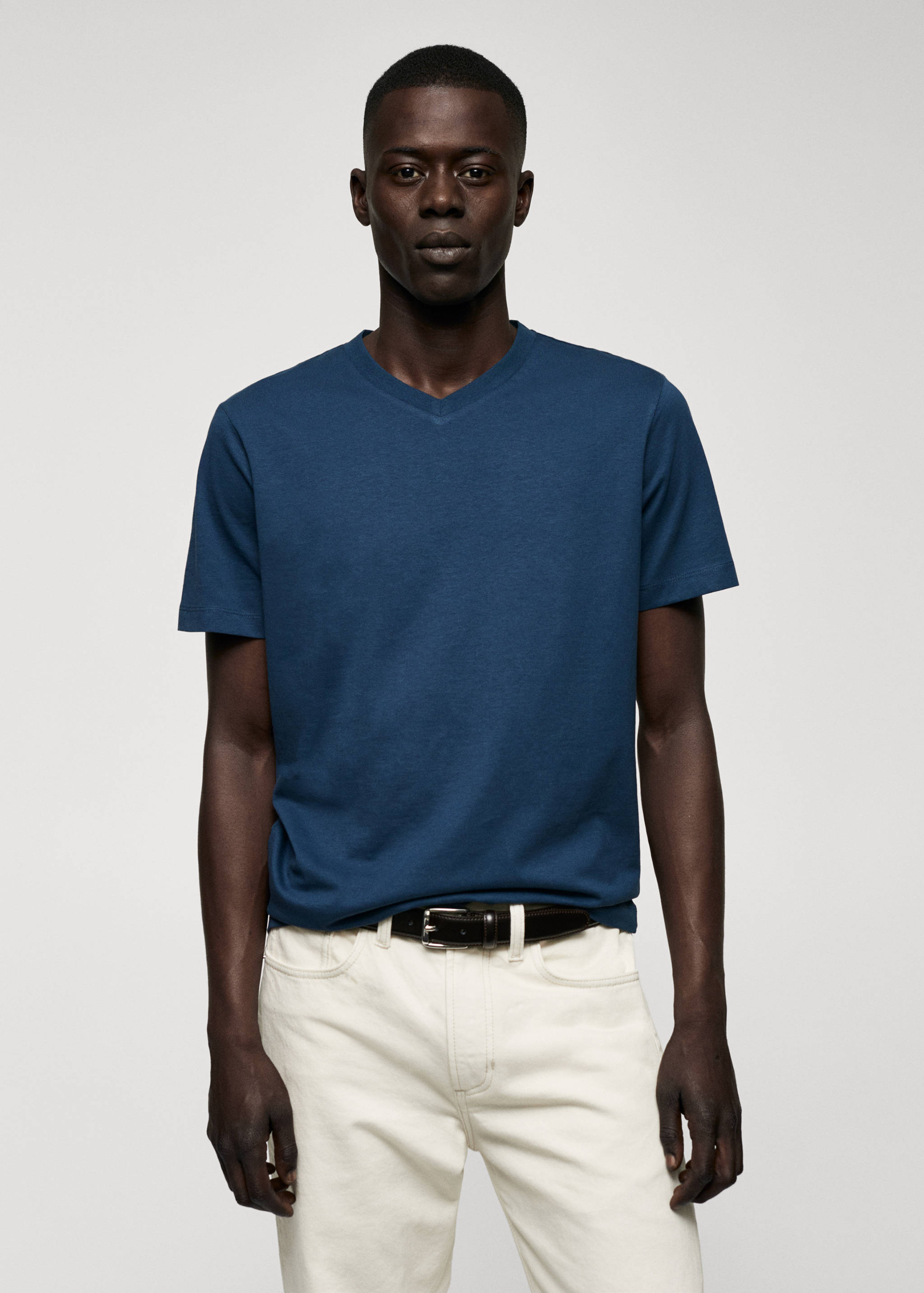 Basic-Baumwollshirt mit V-Ausschnitt - Mittlere Ansicht