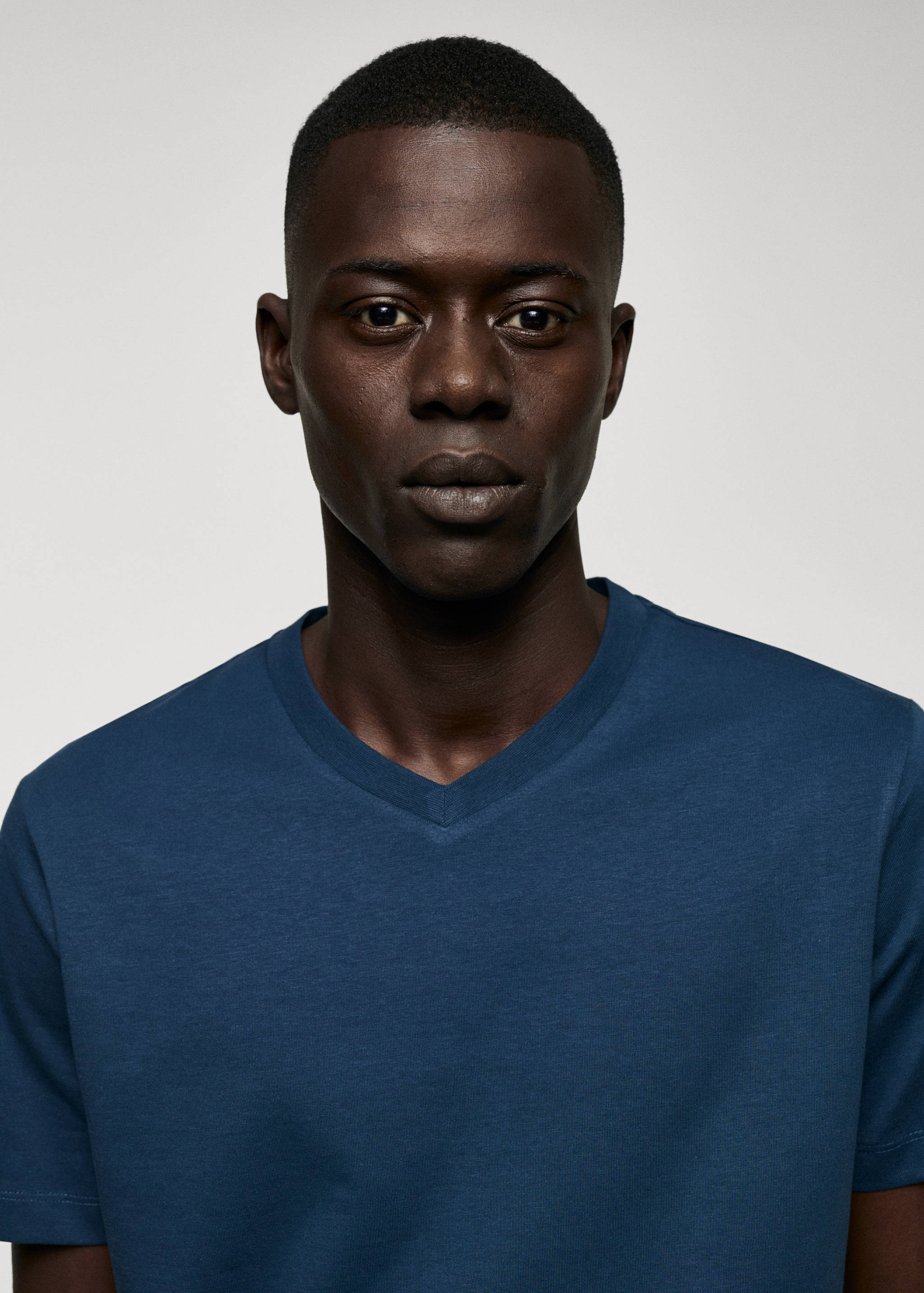 Basic-Baumwollshirt mit V-Ausschnitt - Detail des Artikels 1