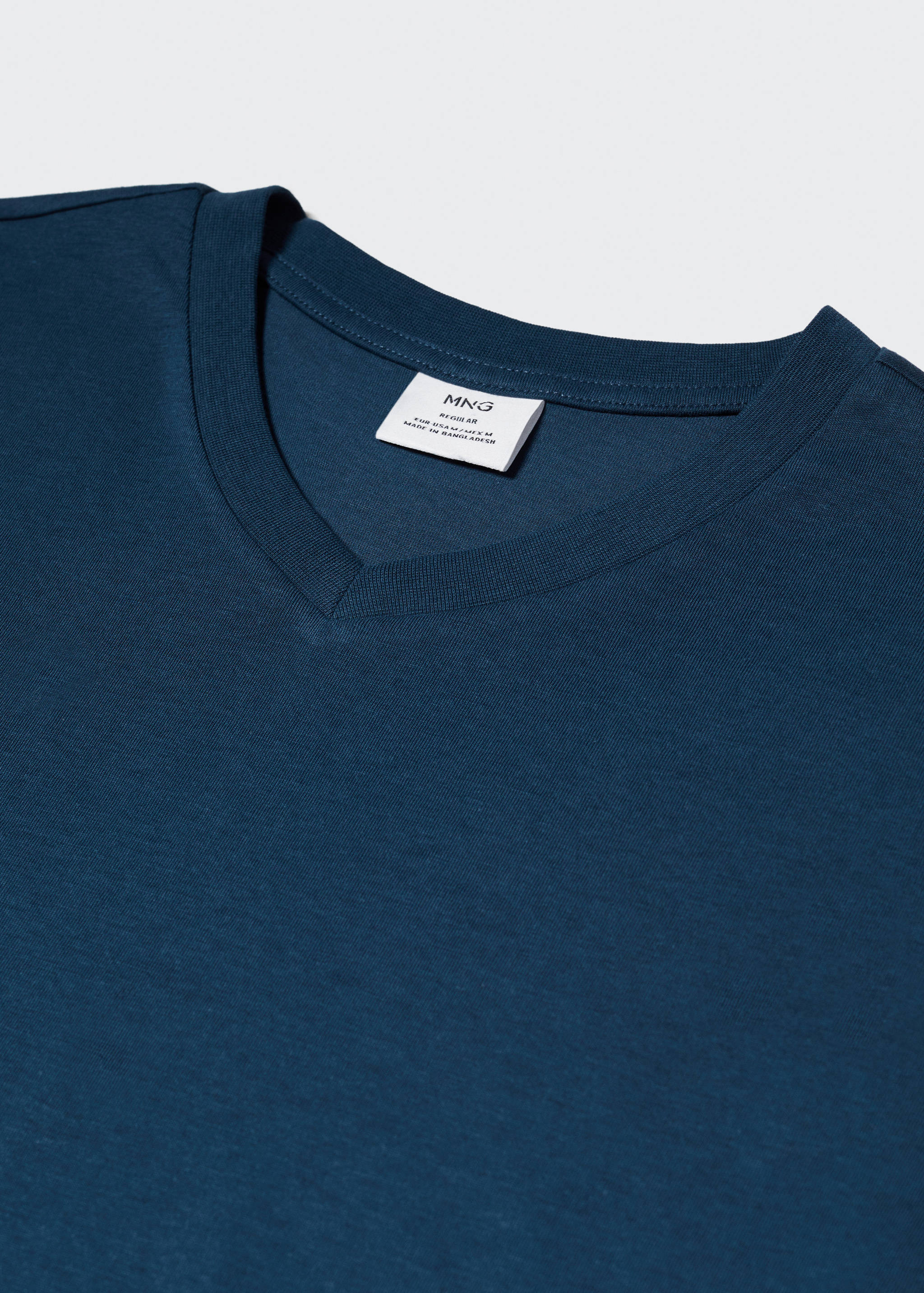 Basic-Baumwollshirt mit V-Ausschnitt - Detail des Artikels 8