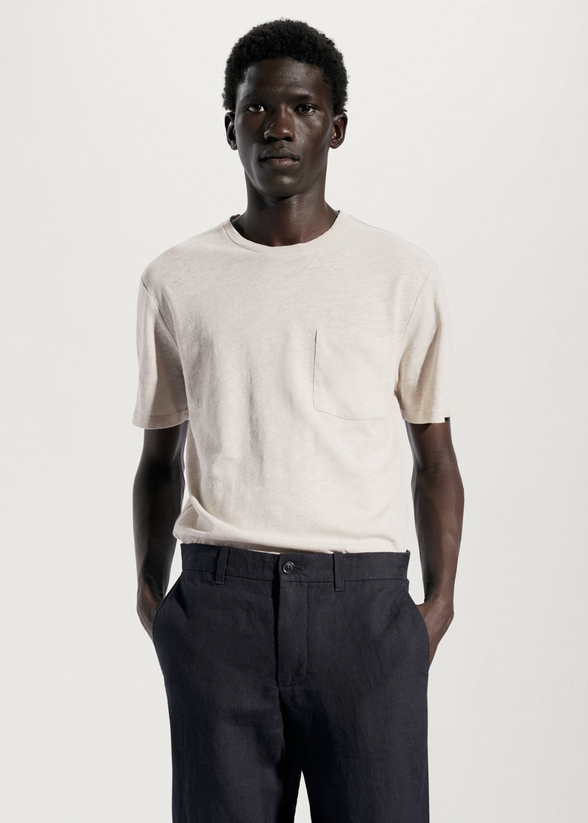 T-Shirt aus Baumwoll-Leinen-Gemisch mit Tasche - Mittlere Ansicht