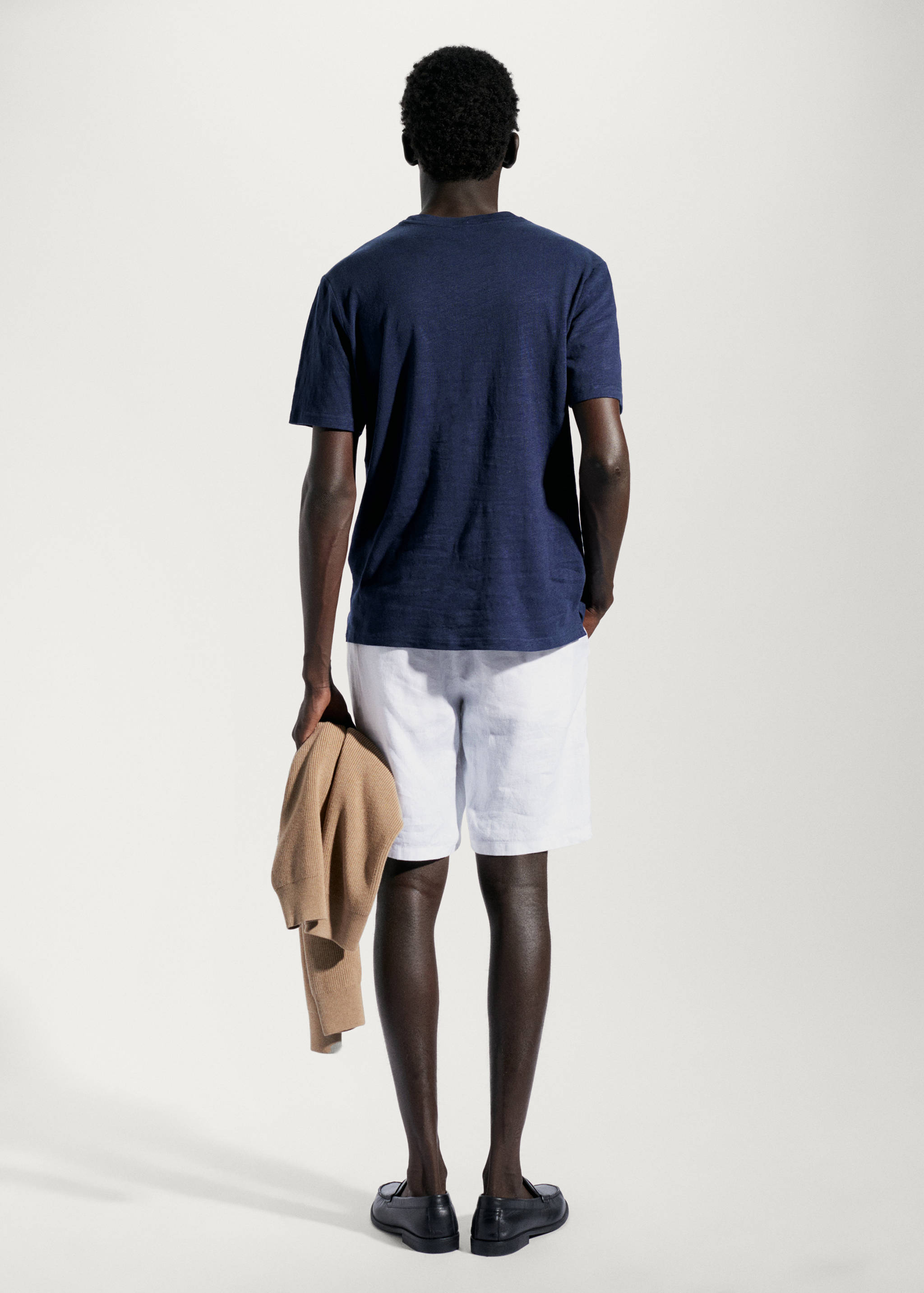 T-Shirt aus Baumwoll-Leinen-Gemisch mit Tasche - Rückseite des Artikels