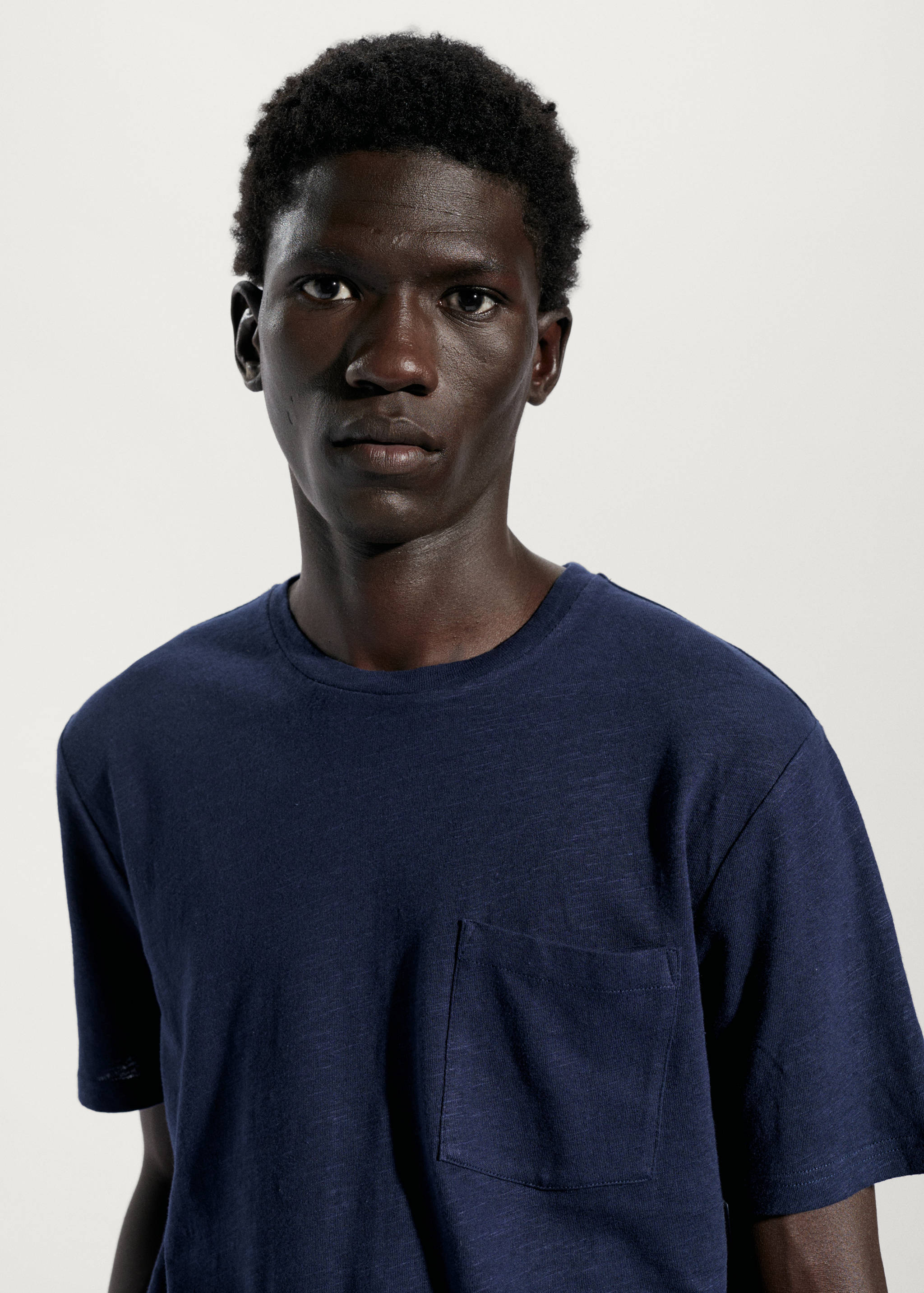 T-Shirt aus Baumwoll-Leinen-Gemisch mit Tasche - Detail des Artikels 1