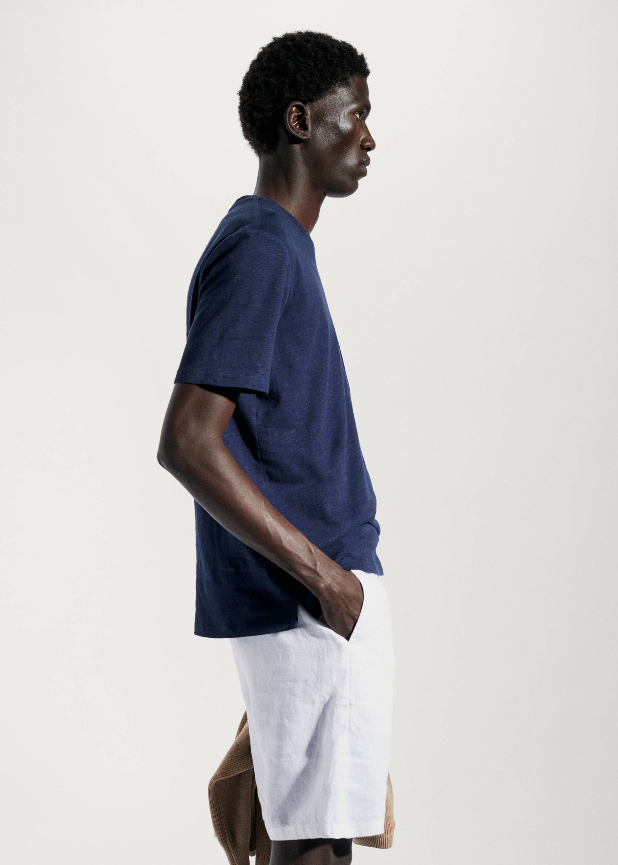 T-Shirt aus Baumwoll-Leinen-Gemisch mit Tasche - Detail des Artikels 2