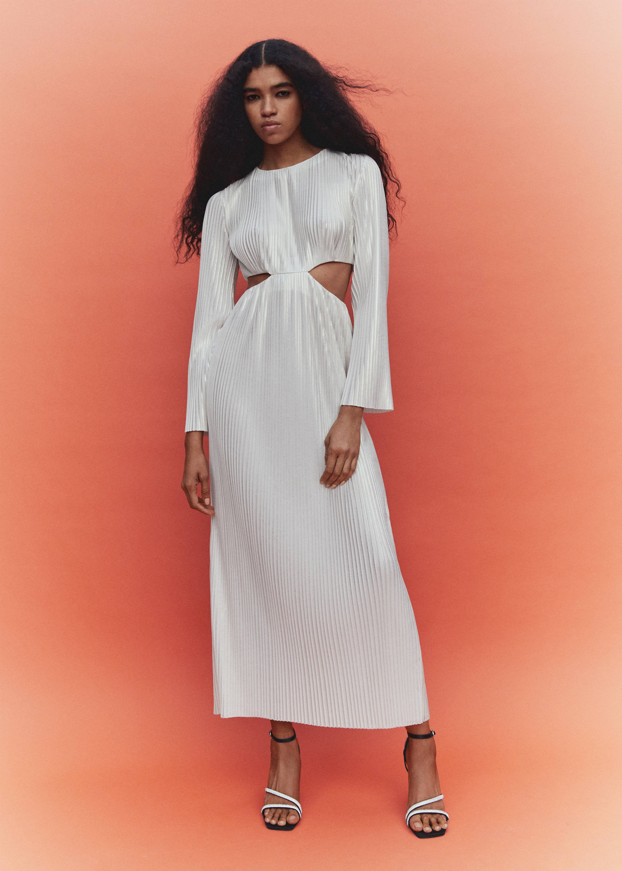 Pleated dress with slits - Details of the article 3