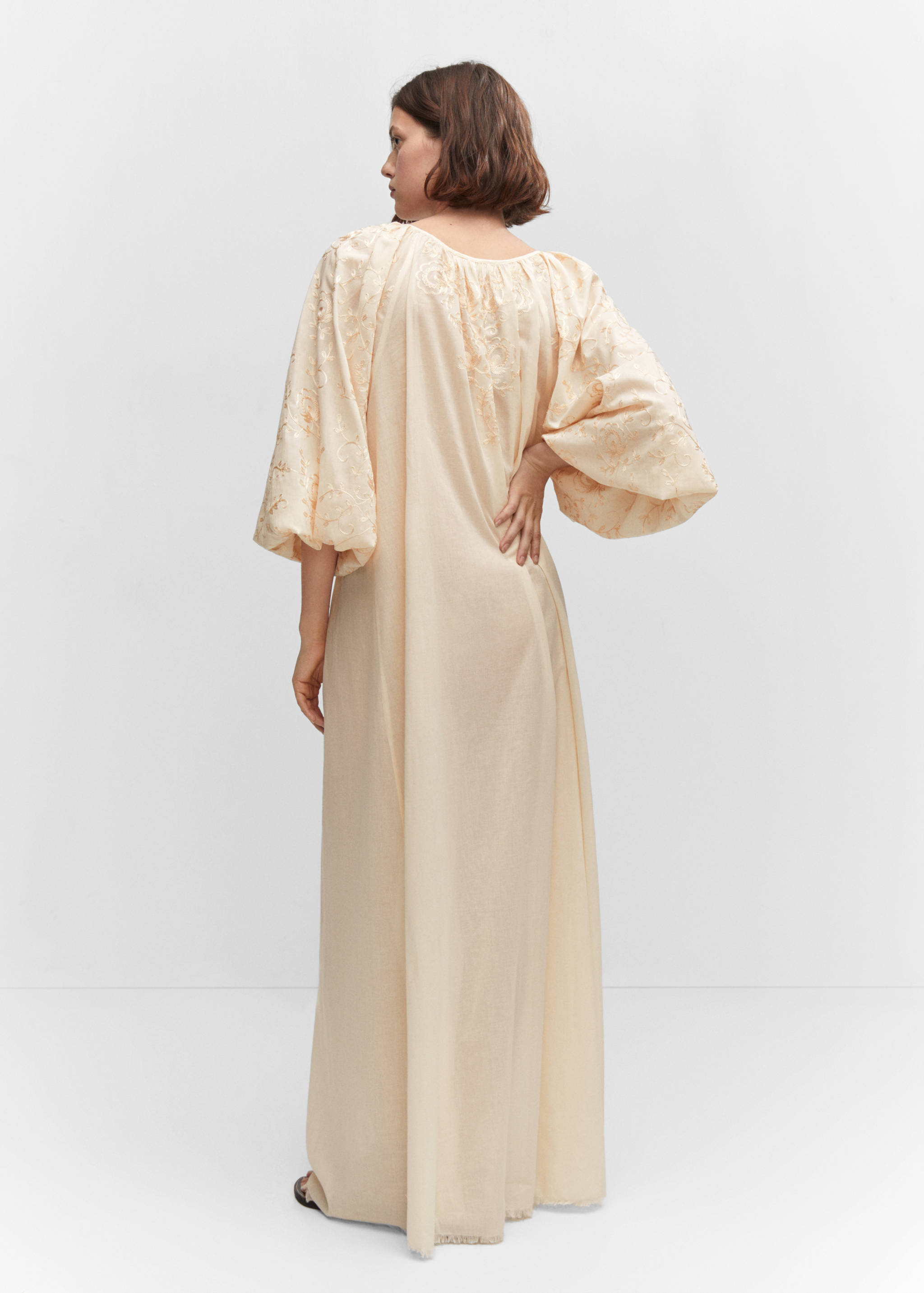 Puff-sleeved embroidered dress - Reverse of the article