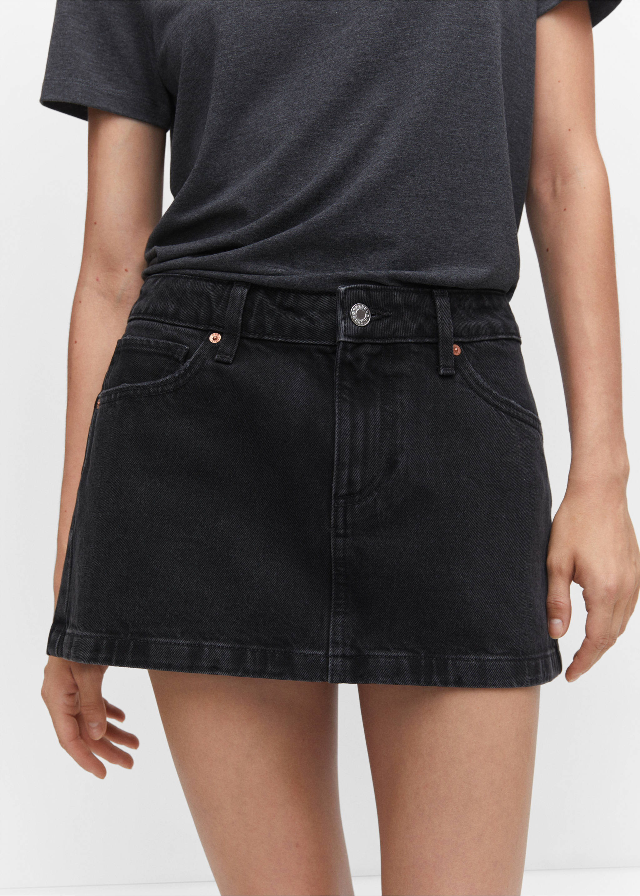 Low-rise denim mini skirt - Details of the article 1, Black denim. Ref: 57012879-00.
