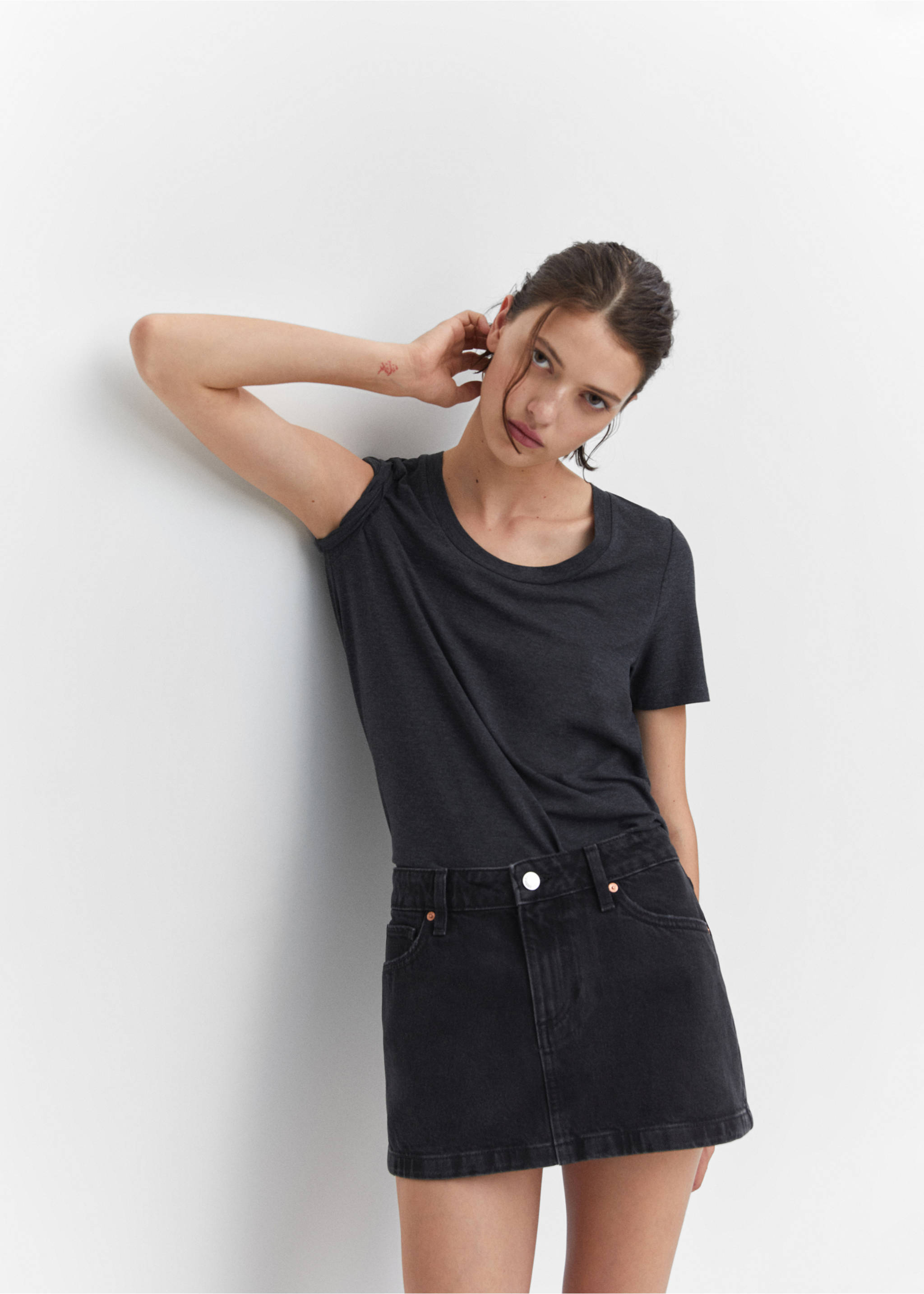 Low-rise denim mini skirt - Details of the article 2, Black denim. Ref: 57012879-00.