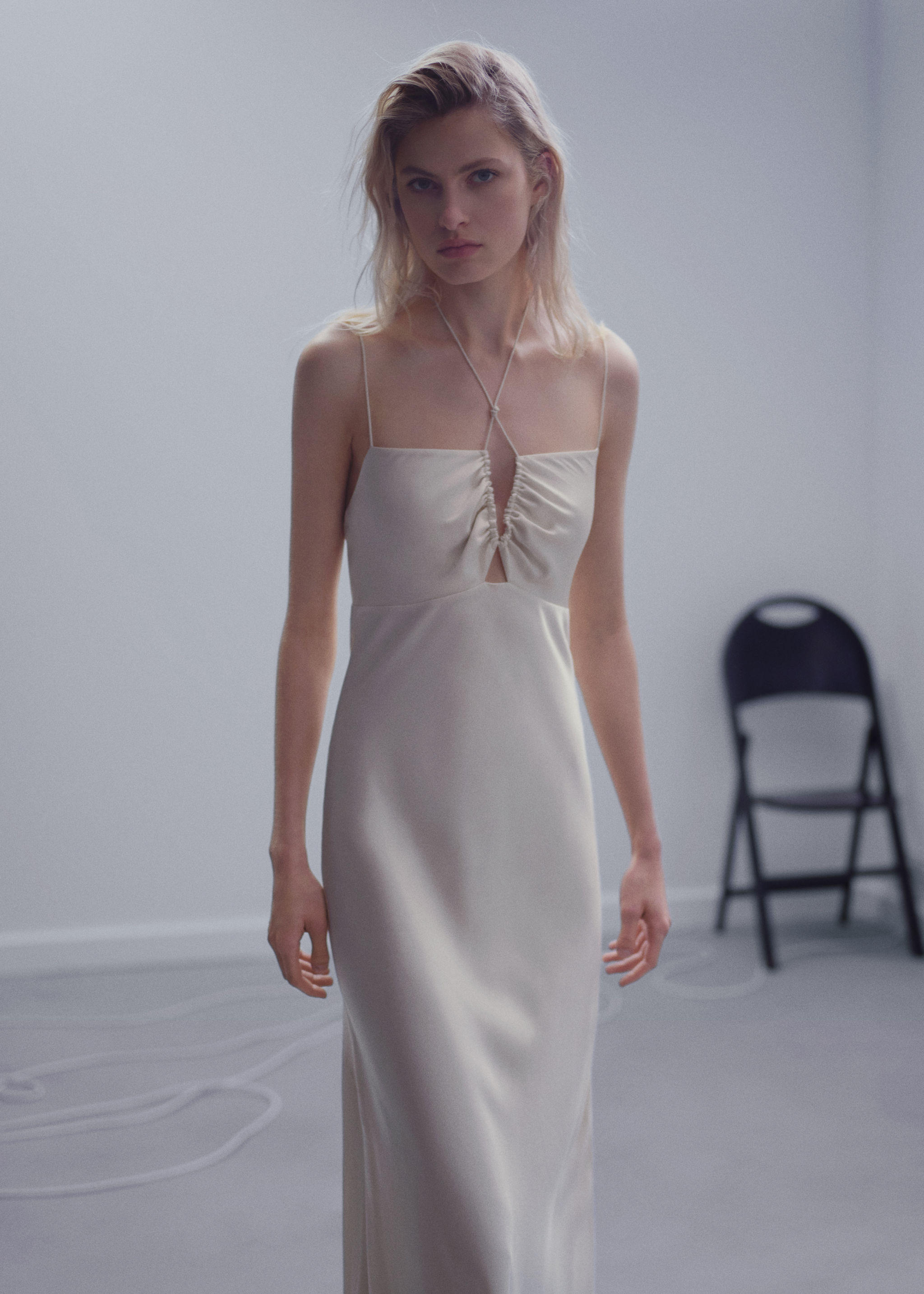 Robe satinée à bretelles croisées - Plan moyen